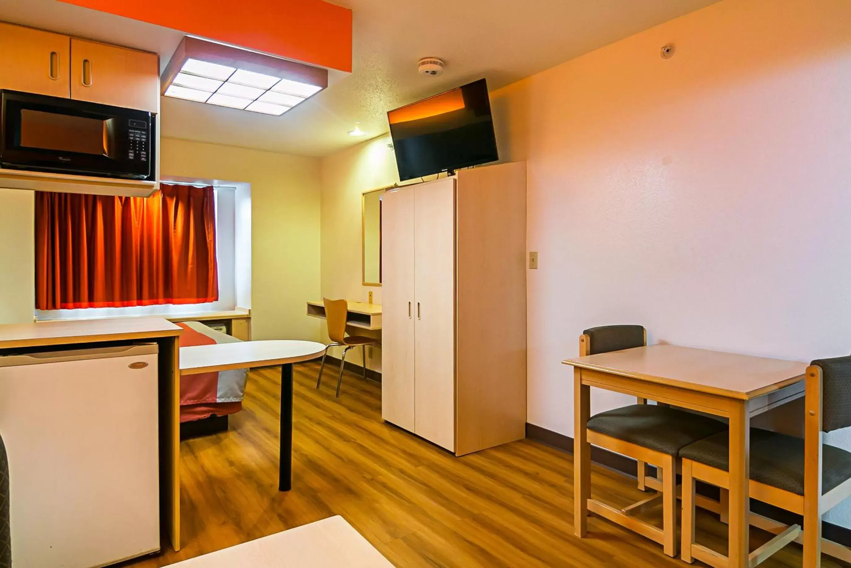 Bedroom, Seating Area in Motel 6-Sycamore, IL