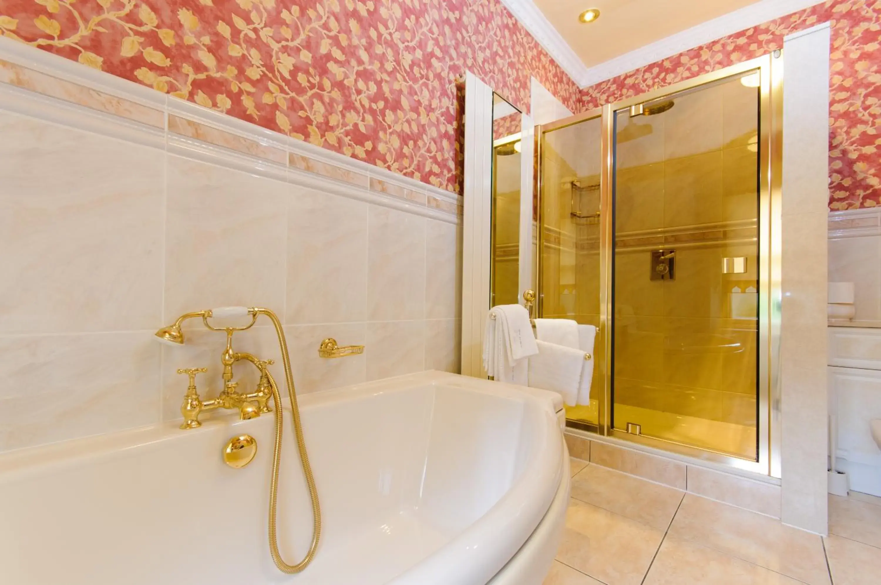 Bathroom in Glen-Yr-Afon House Hotel