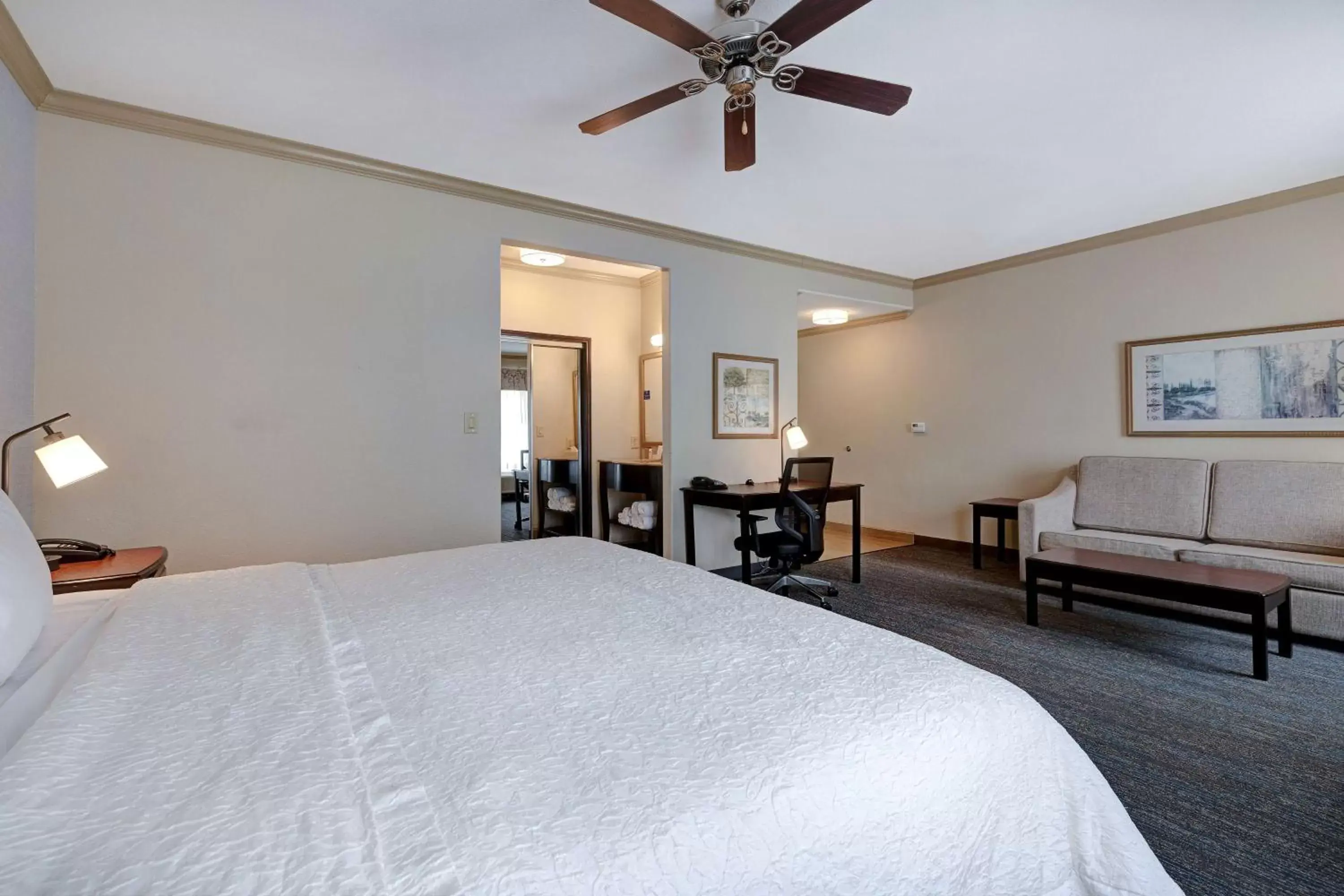Bedroom, Bed in Hampton Inn & Suites Galveston