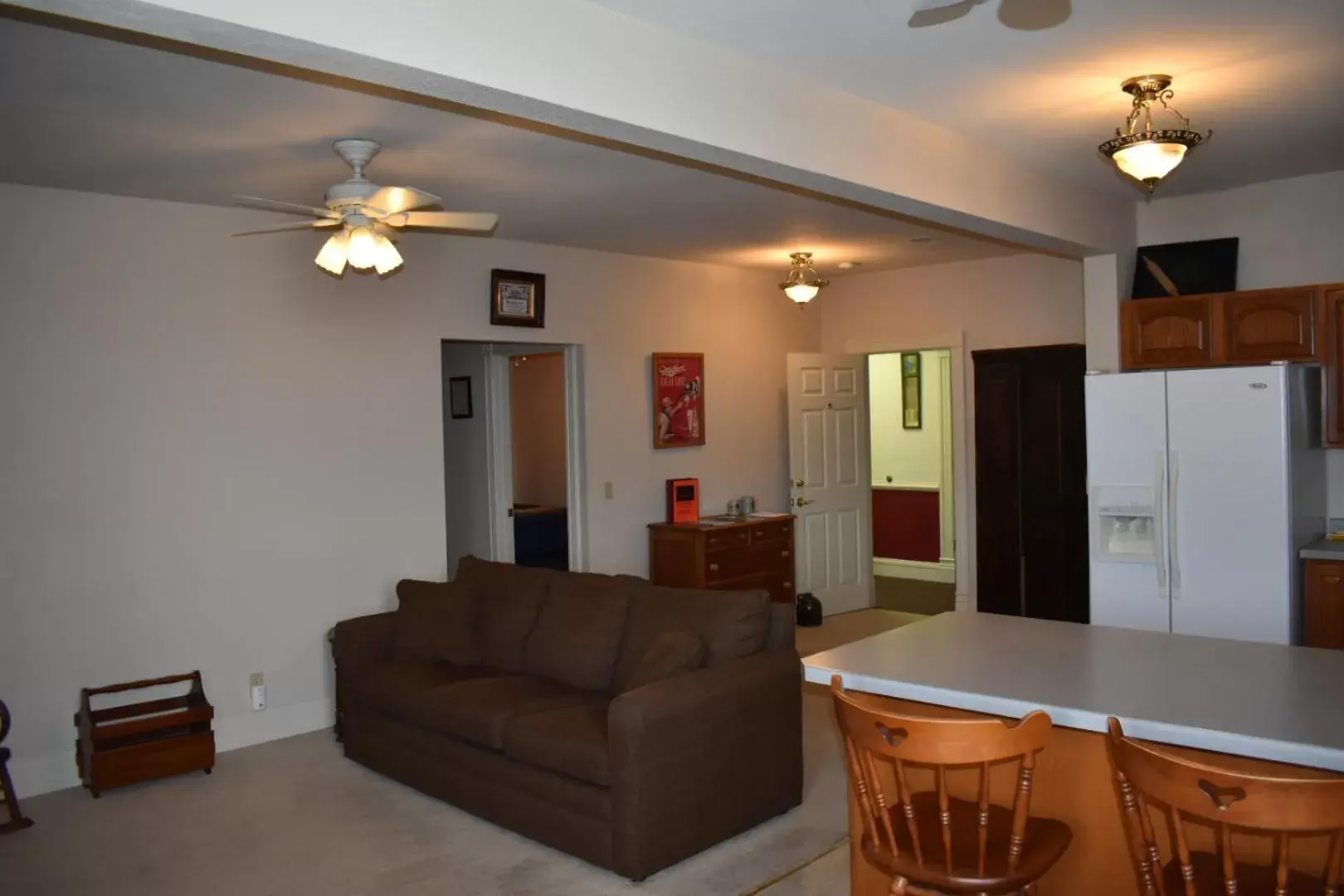 Kitchen or kitchenette, Seating Area in Hermann Crown Suites