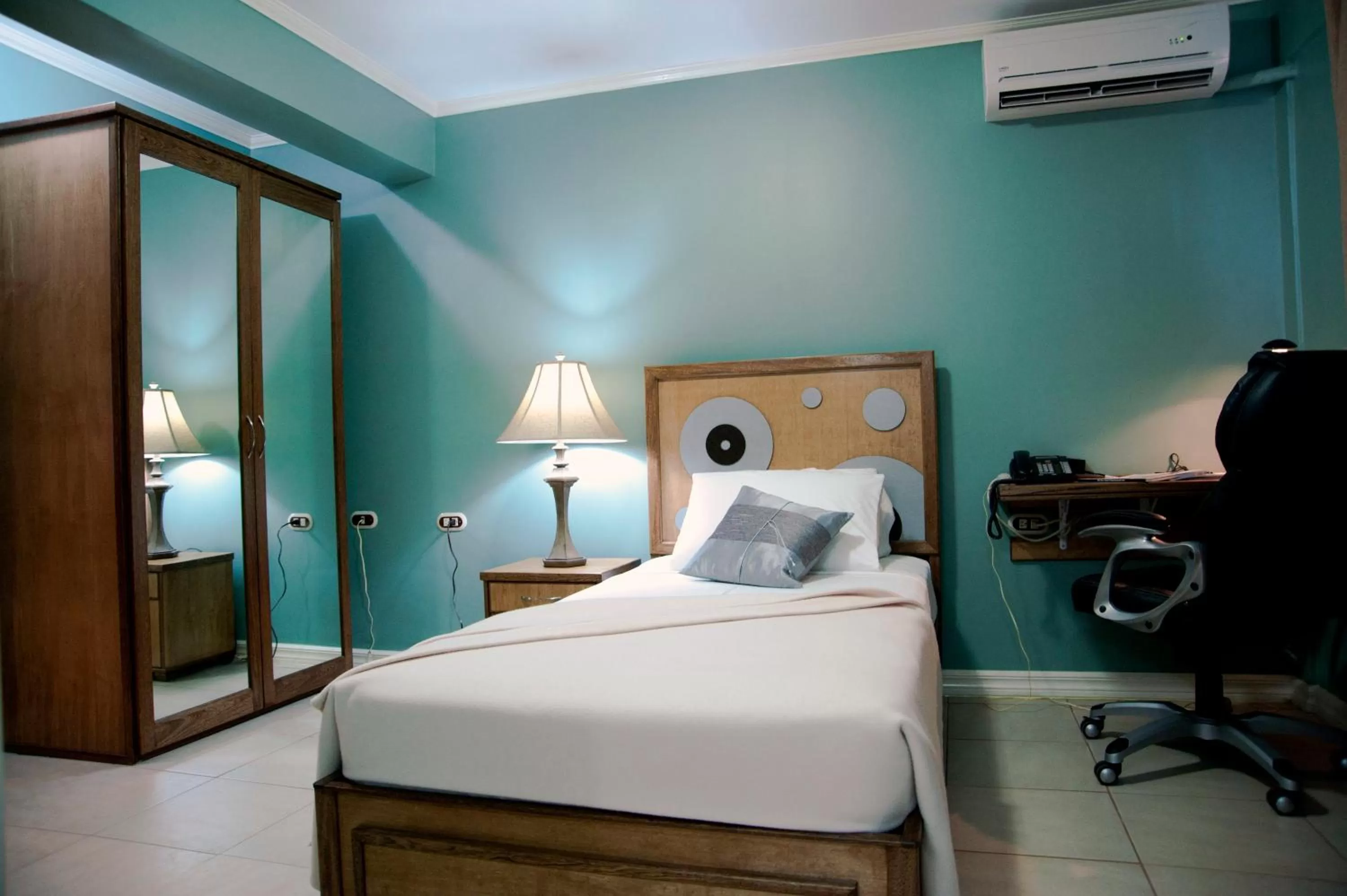 Bed in Culture Crossroads Inn