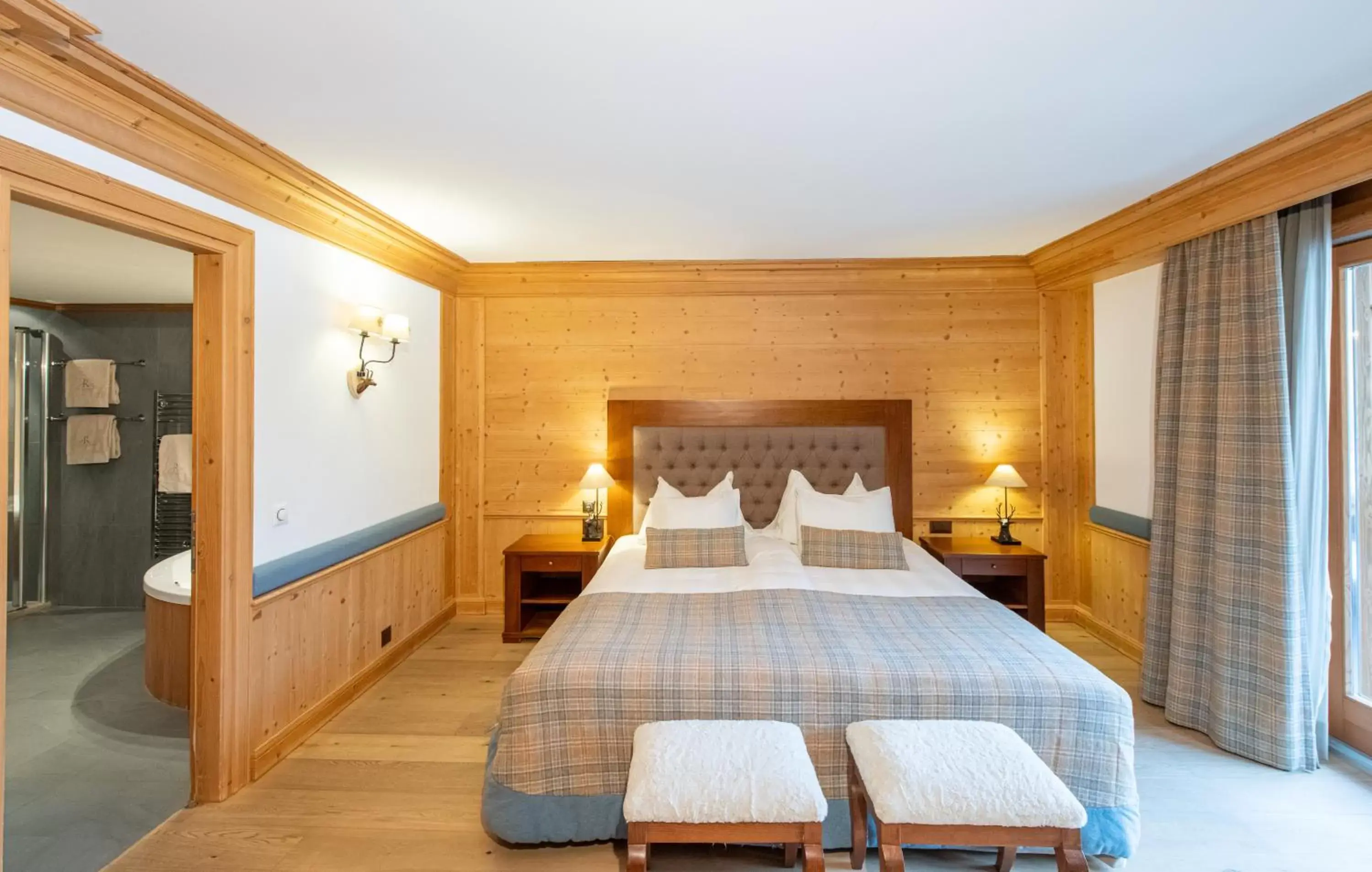 Photo of the whole room, Bed in Chalet RoyAlp Hôtel & Spa