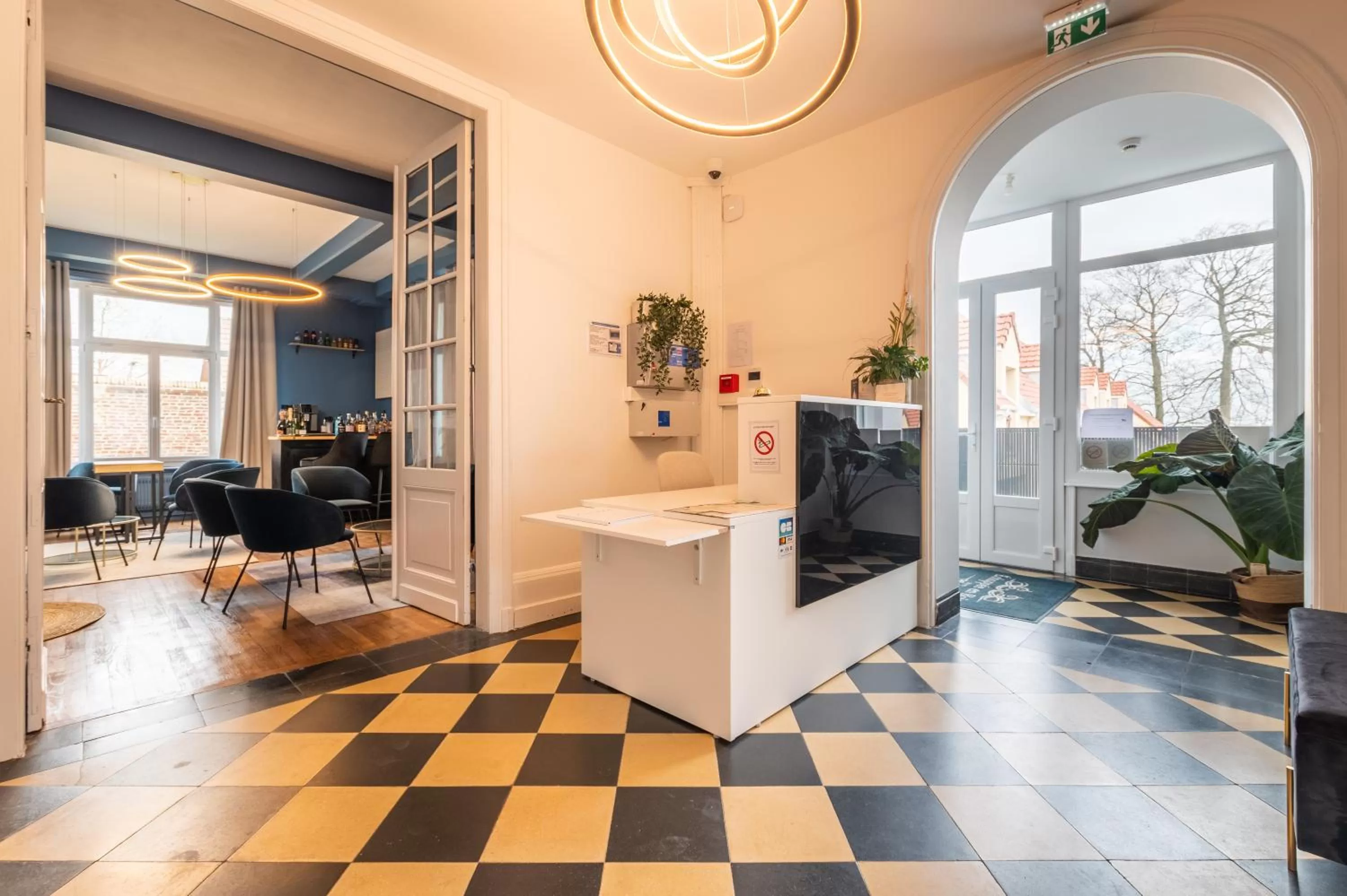 Lobby or reception, Seating Area in Hôtel Échappée en Baie - Parking privé gratuit