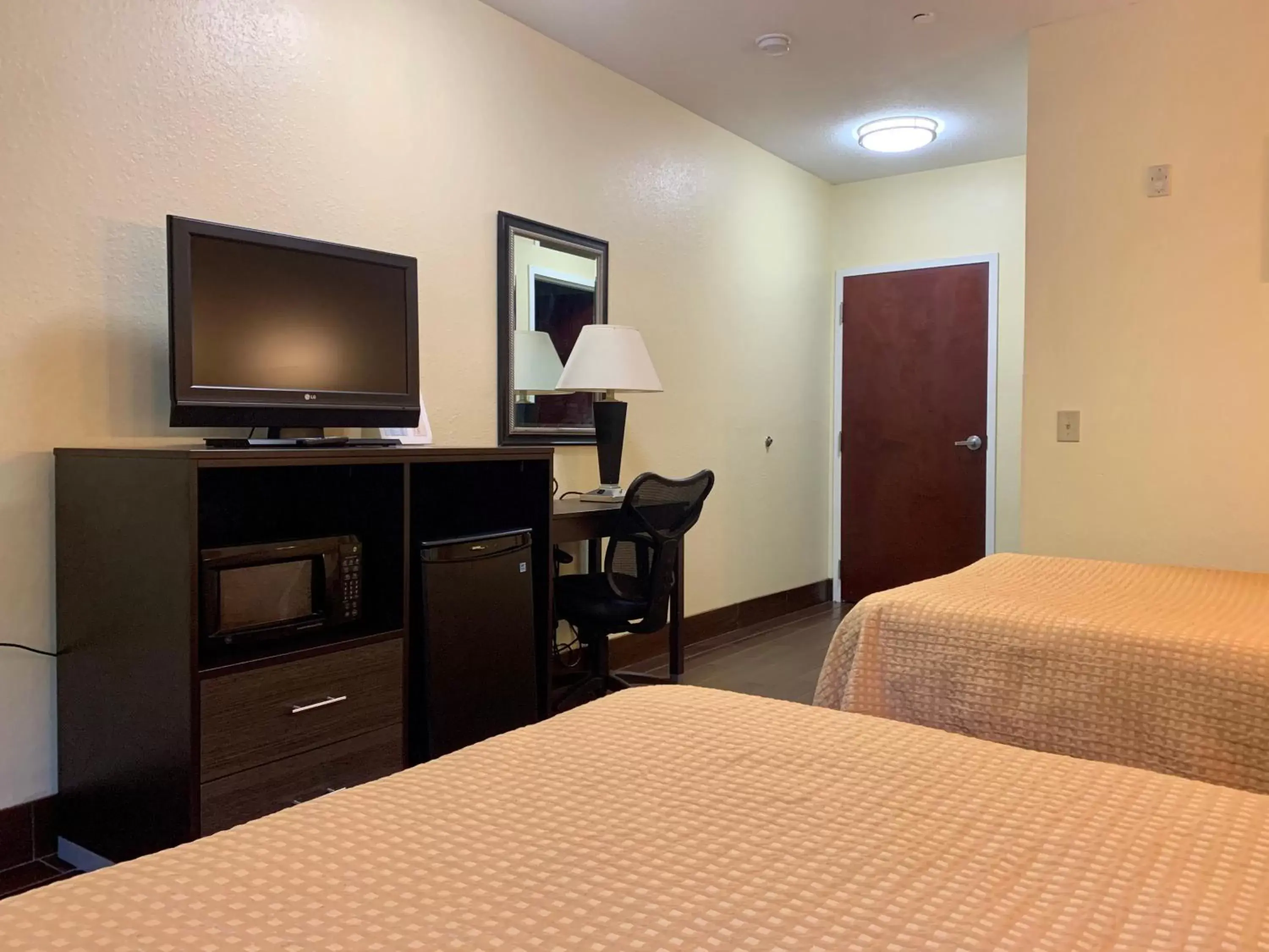 Bed, TV/Entertainment Center in Executive Inn & Suites Upper Marlboro