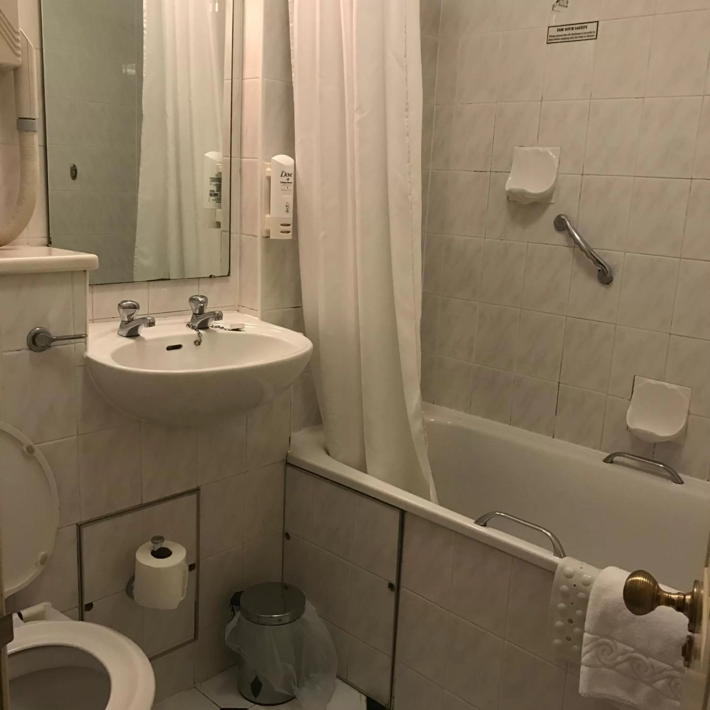 Shower in Crown & Mitre Hotel