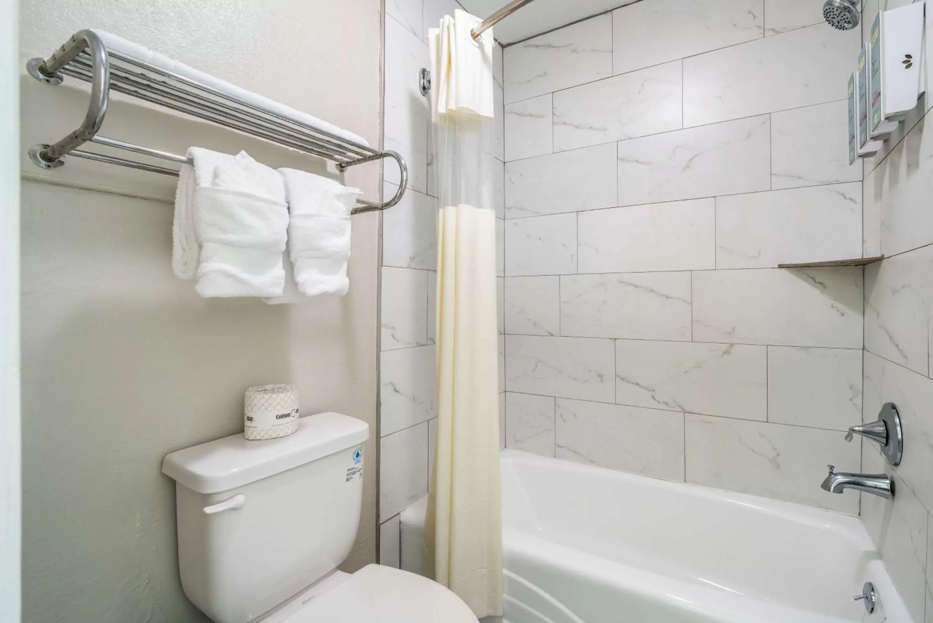 Photo of the whole room, Bathroom in Best Western Inn of Jasper