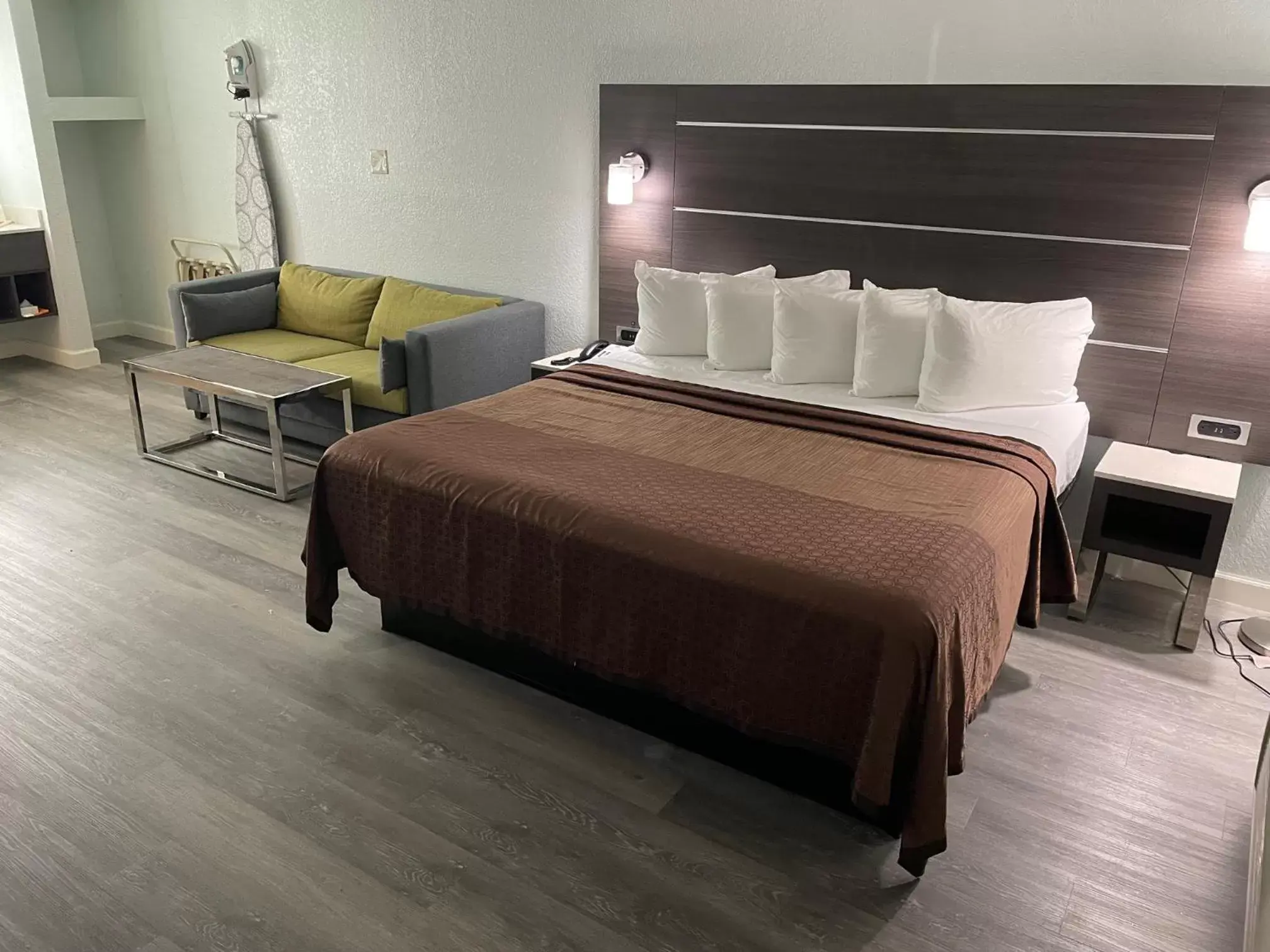 Facility for disabled guests, Bed in Econo Lodge Inn & Suites Near Lackland AFB