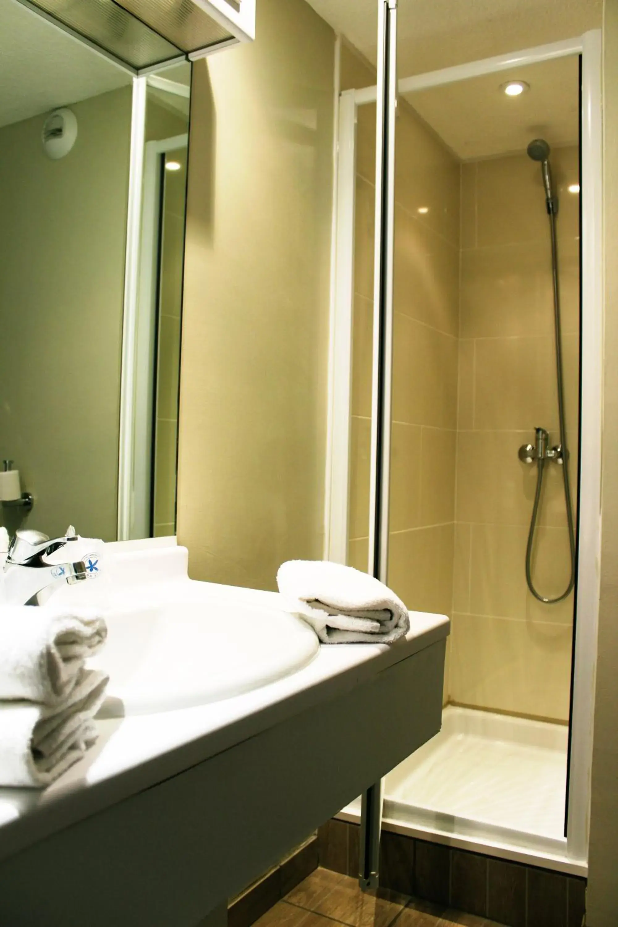 Bathroom in The Originals Boutique, Hotel Cassitel, Cassis