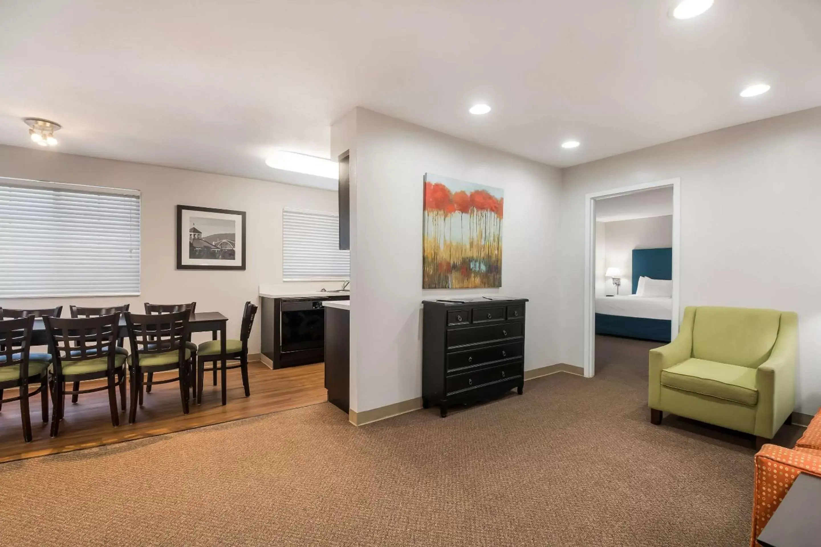 Bedroom, Seating Area in MainStay Suites Chattanooga Hamilton Place