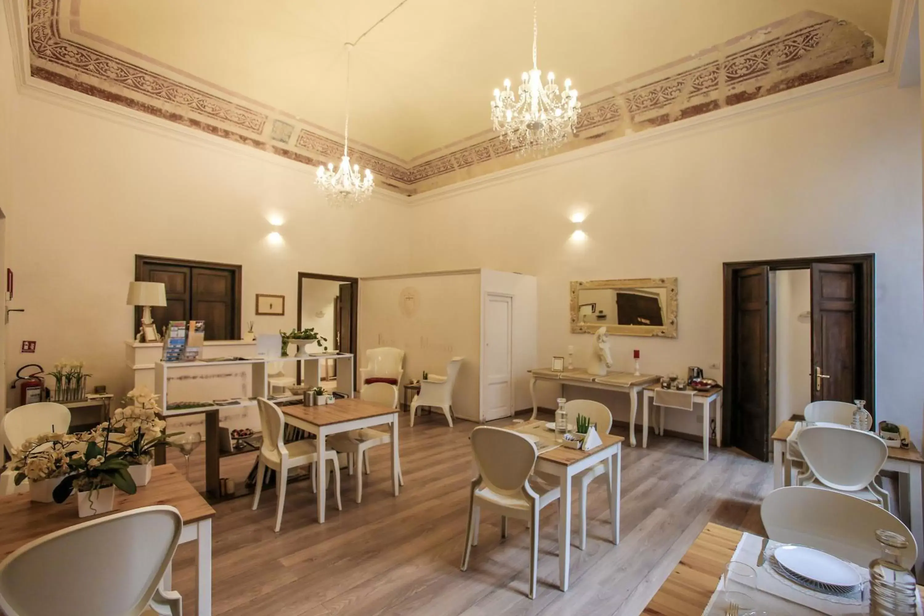 Communal lounge/ TV room, Restaurant/Places to Eat in Palazzo del Magnifico B&B