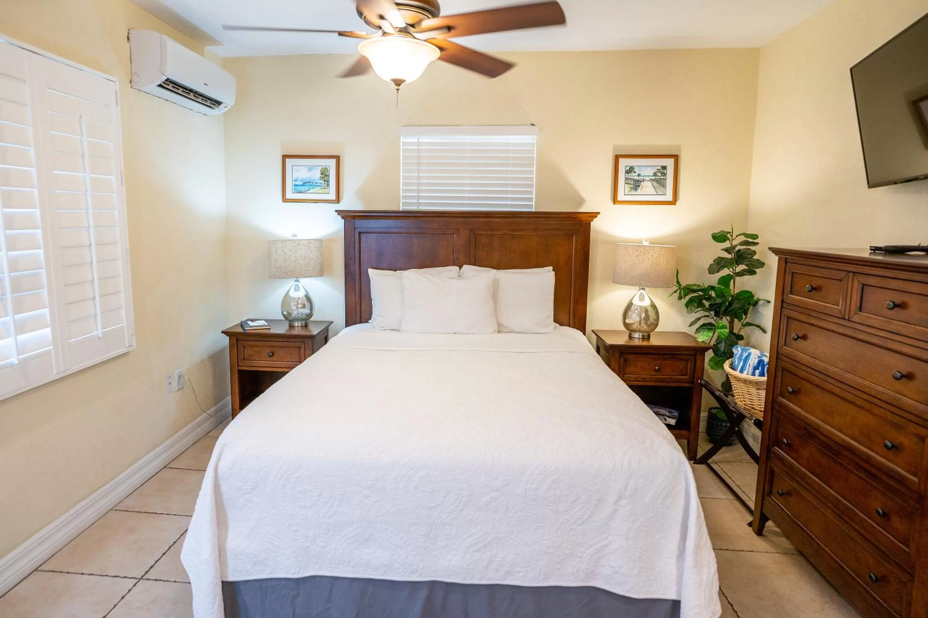 Photo of the whole room, Bed in The Capri at Siesta