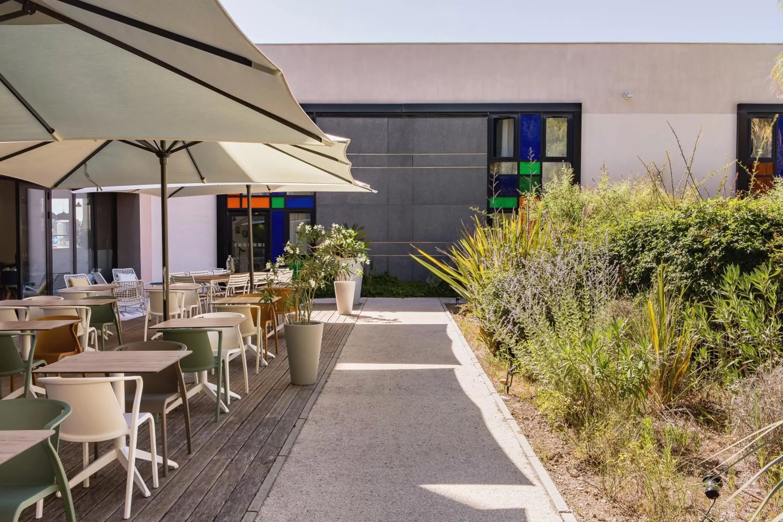 Patio, Restaurant/Places to Eat in Holiday Inn - Marseille Airport, an IHG Hotel