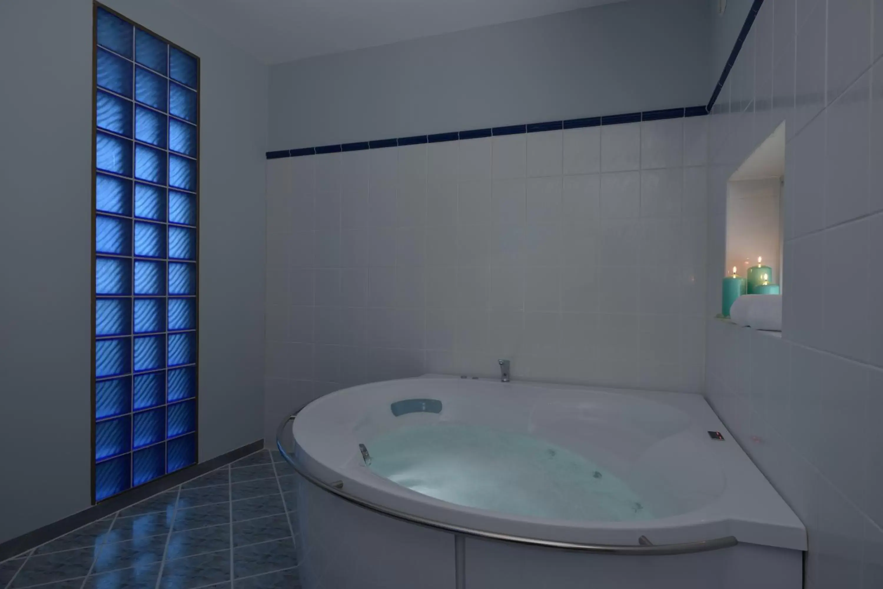 Hot Tub, Bathroom in City Hotel