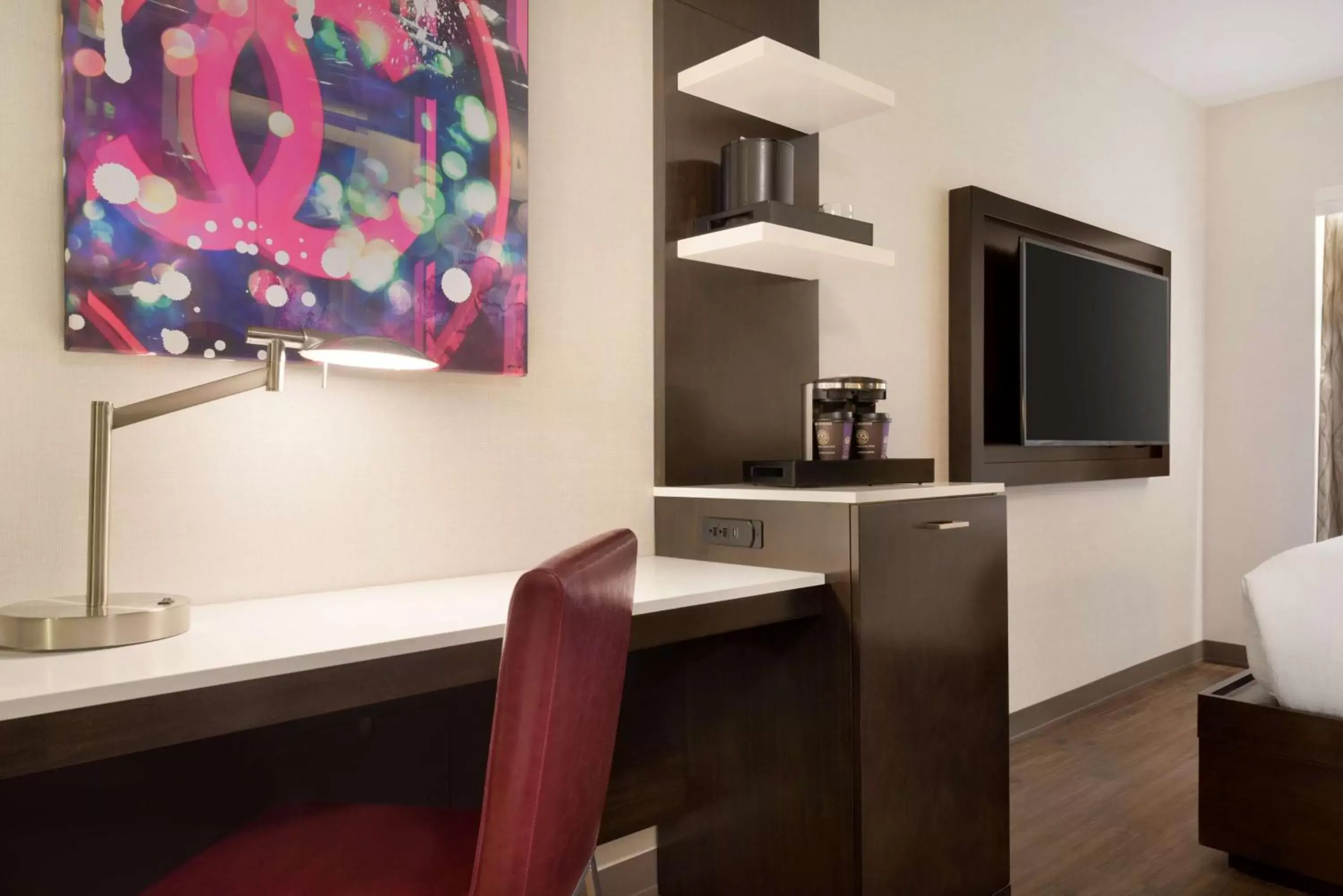 Bedroom, TV/Entertainment Center in Embassy Suites By Hilton New York Manhattan Times Square