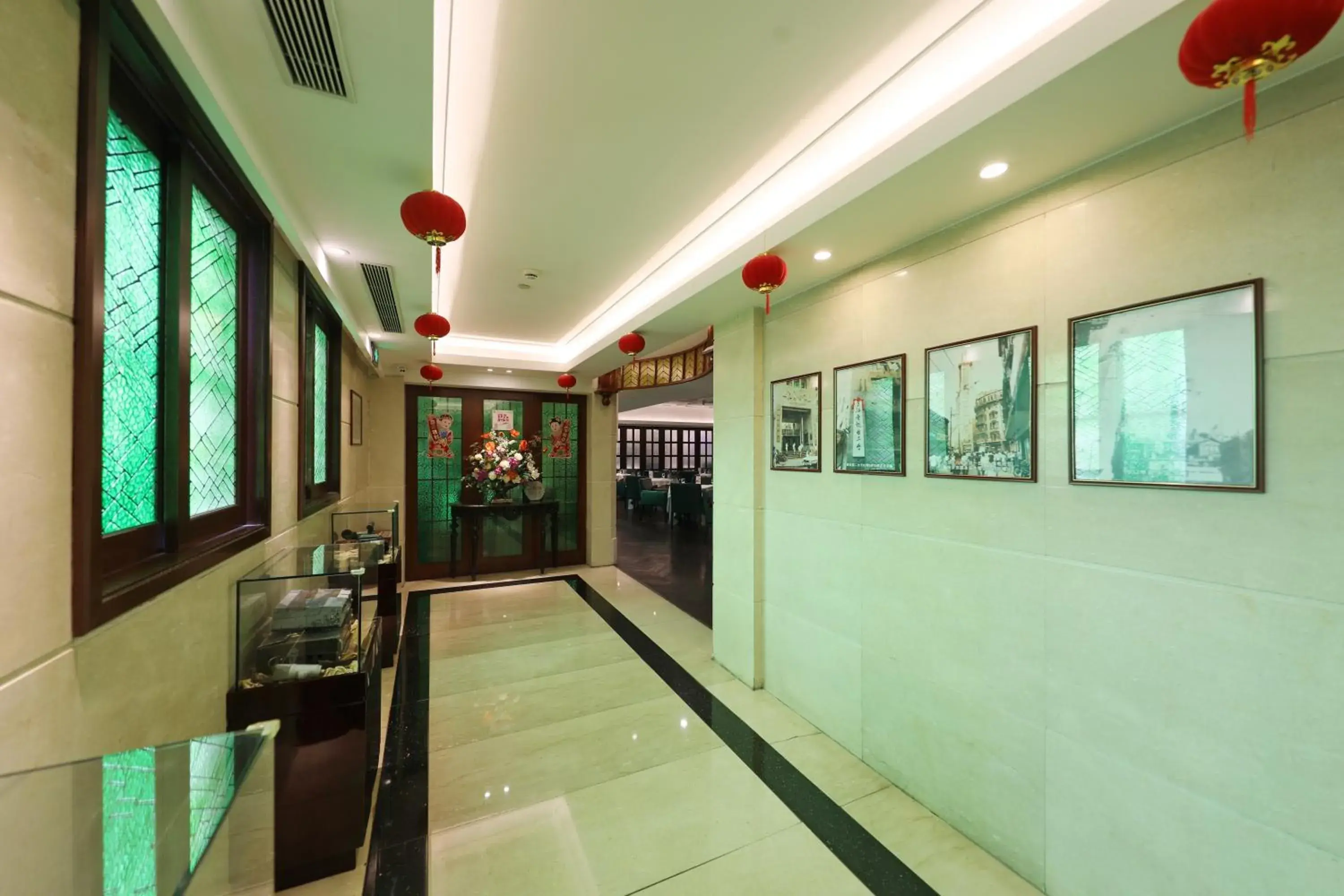 Lounge or bar, Lobby/Reception in Seventh Heaven Hotel