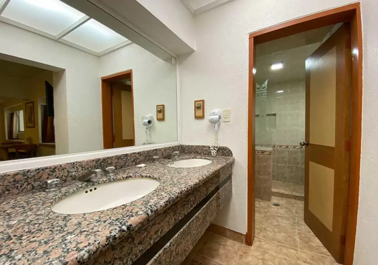 Bathroom in Hotel Villa de Madrid