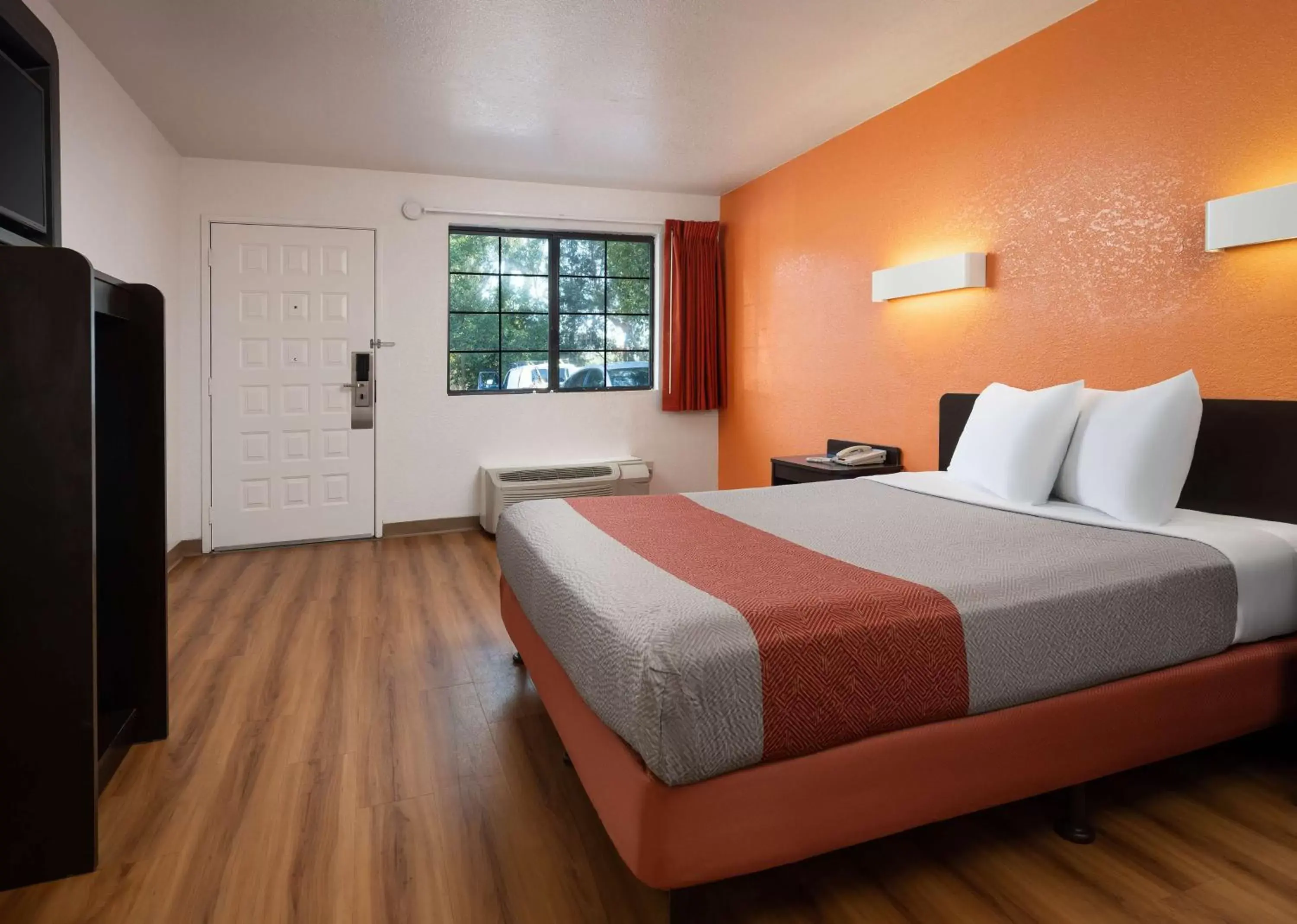 Bedroom, Bed in Motel 6-San Luis Obispo, CA - South