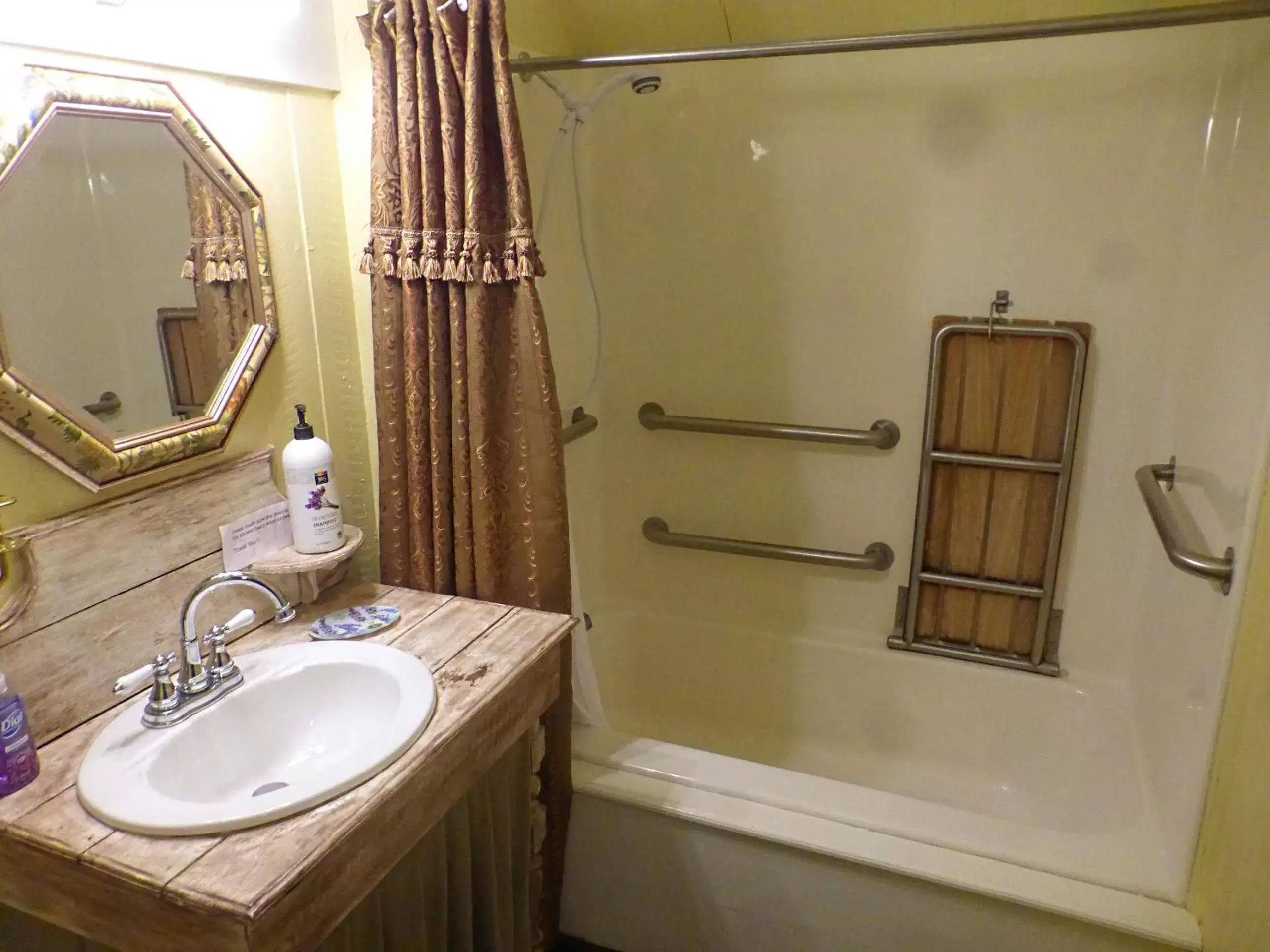 Shower, Bathroom in Mulberry Lavender Farm and B&B