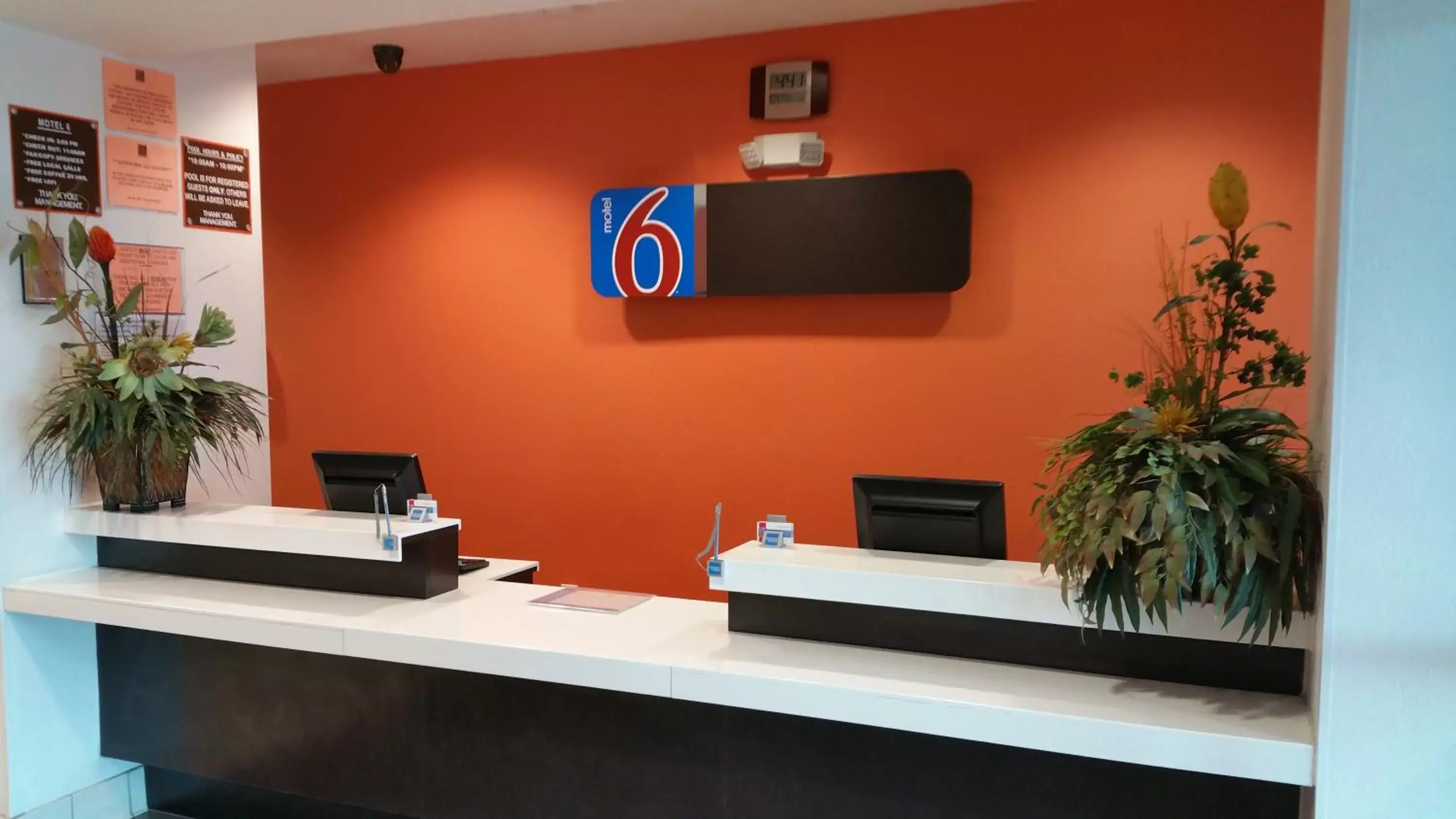 Lobby or reception, TV/Entertainment Center in Motel 6-Eagle Pass, TX - Lakeside