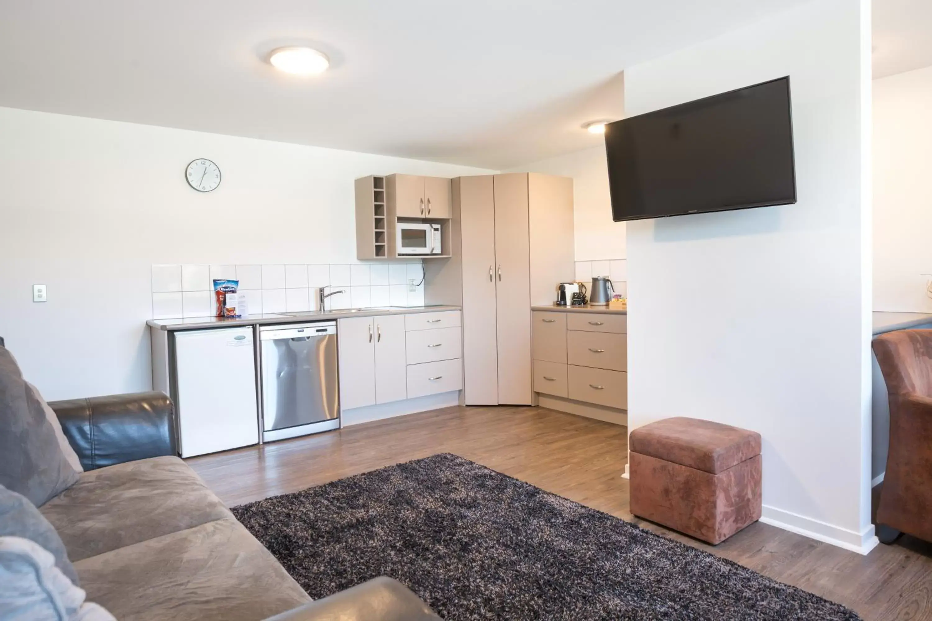 TV and multimedia, Kitchen/Kitchenette in Lomond Lodge Motel & Apartments