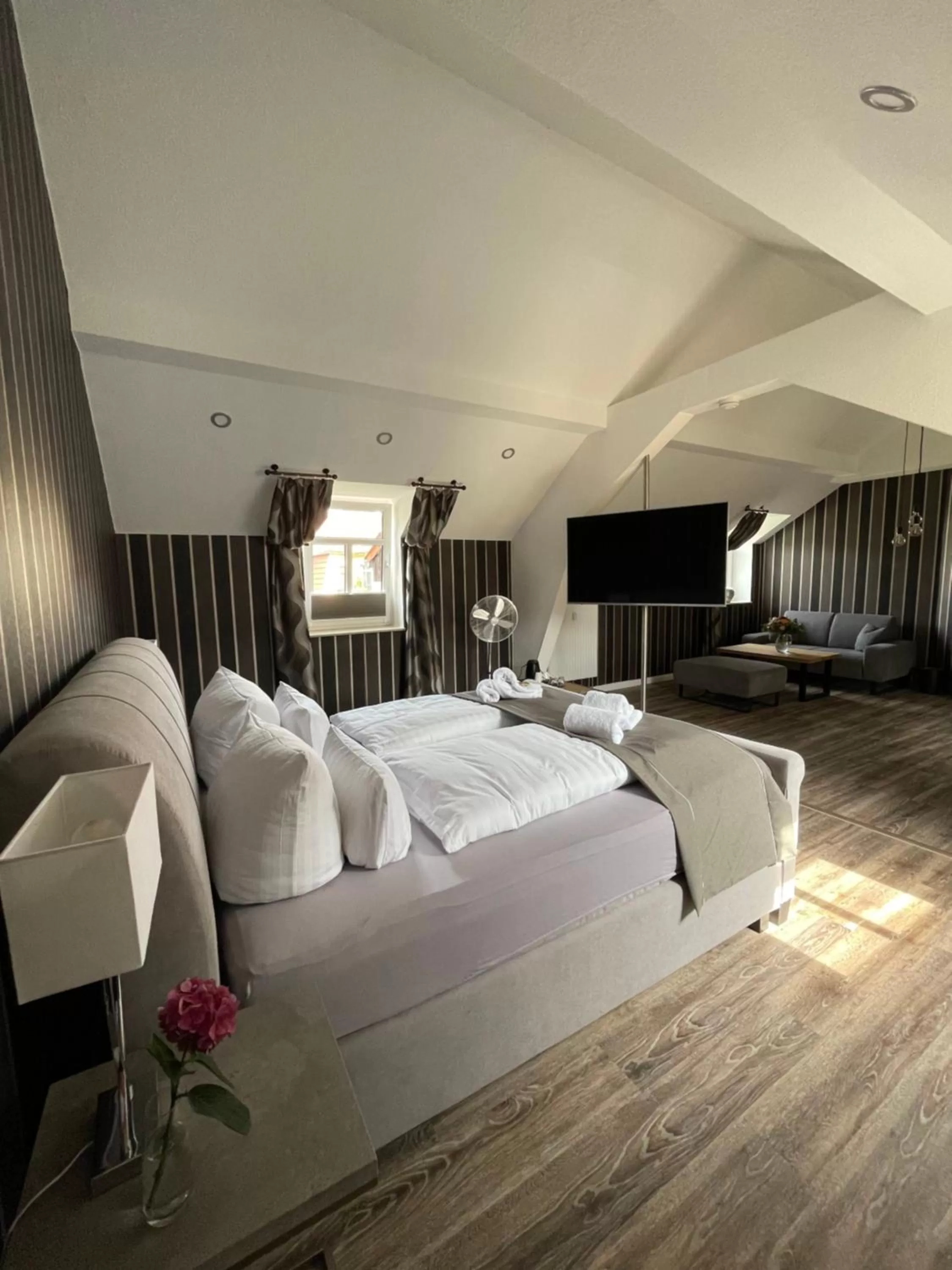 Living room, Bed in "Zur Altstadt - Am Fuße der Osterburg" Gaststätte, Pension, FEWO