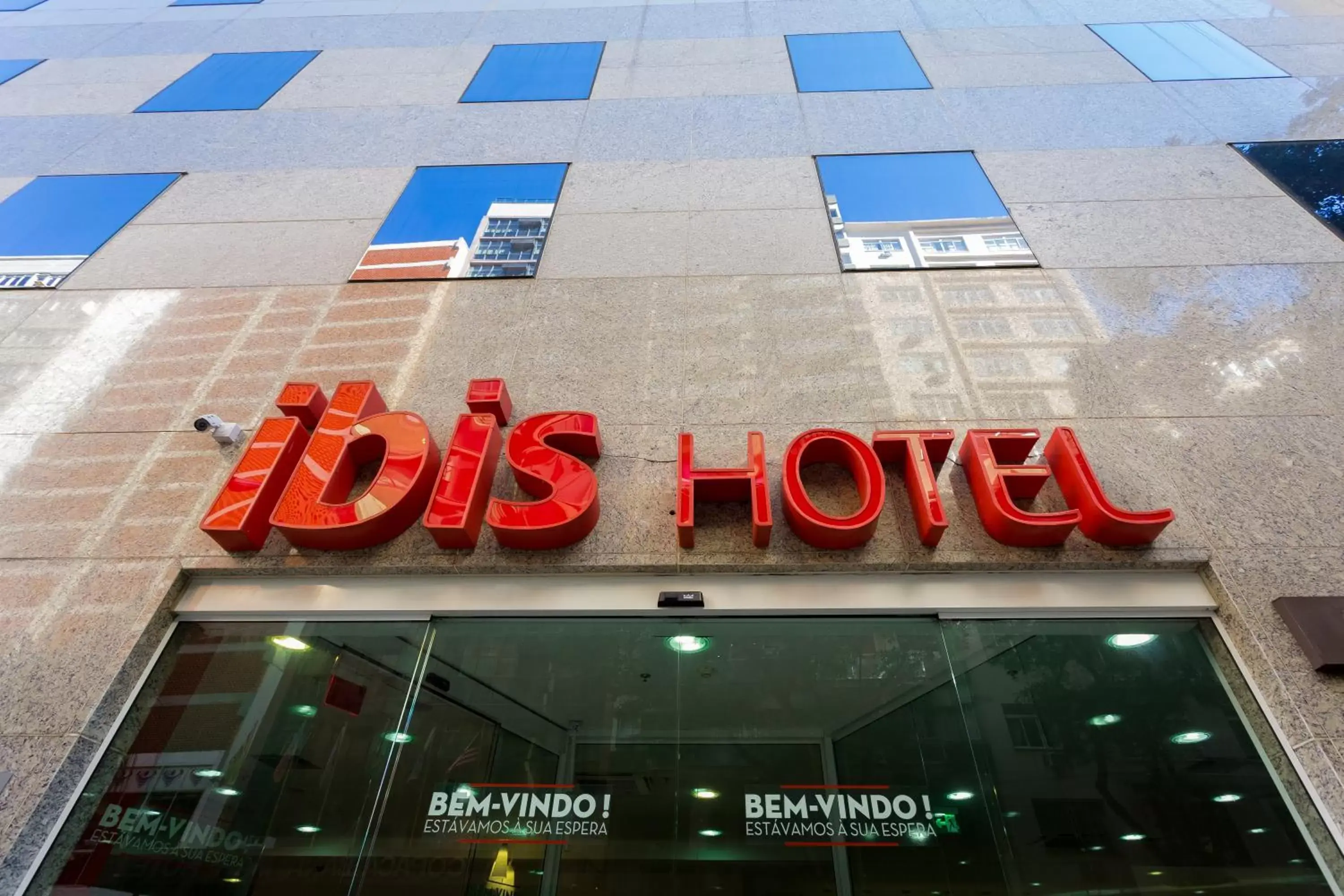 Facade/entrance in ibis Copacabana Posto 2