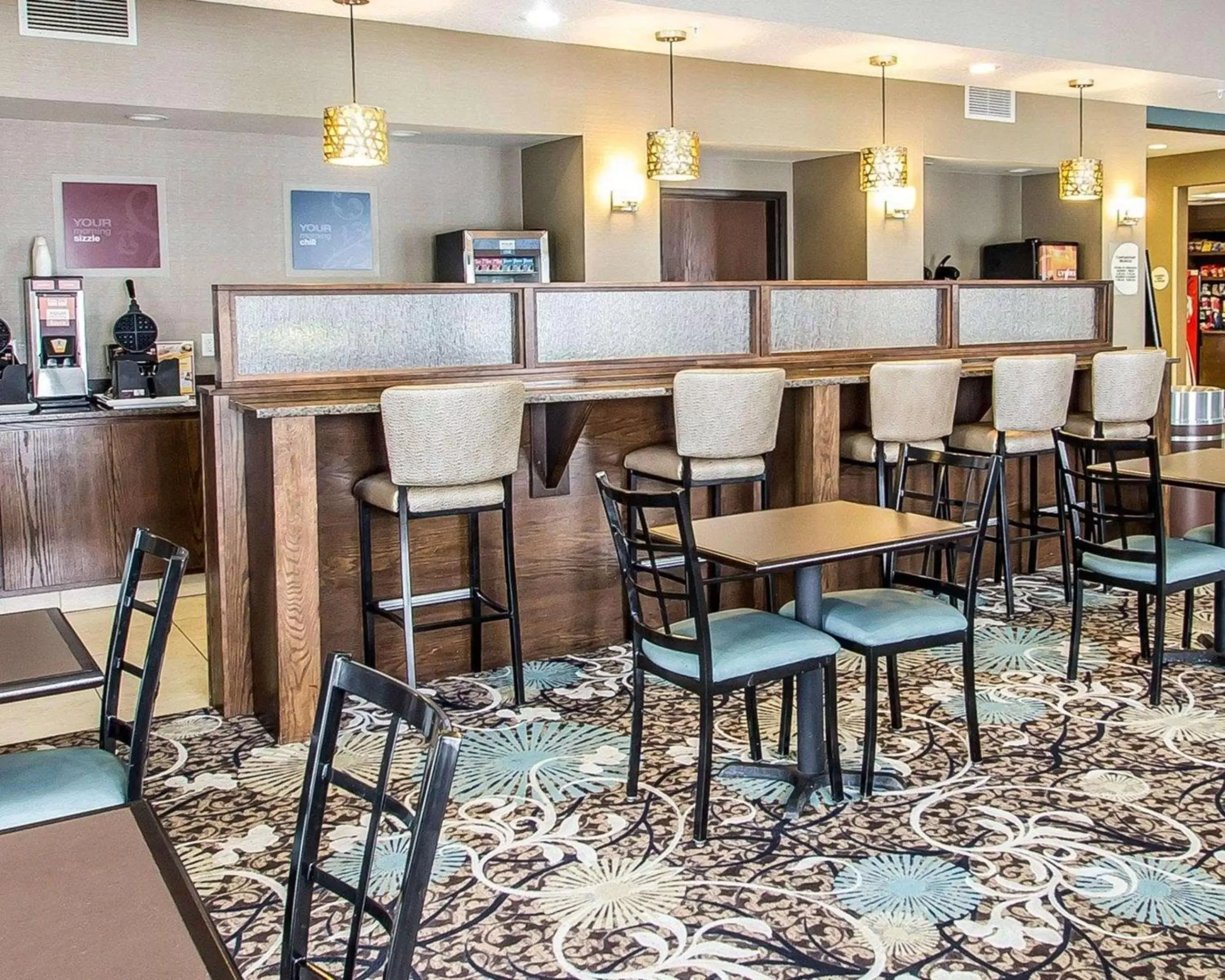 Restaurant/places to eat, Lounge/Bar in Comfort Suites Hudson I-94