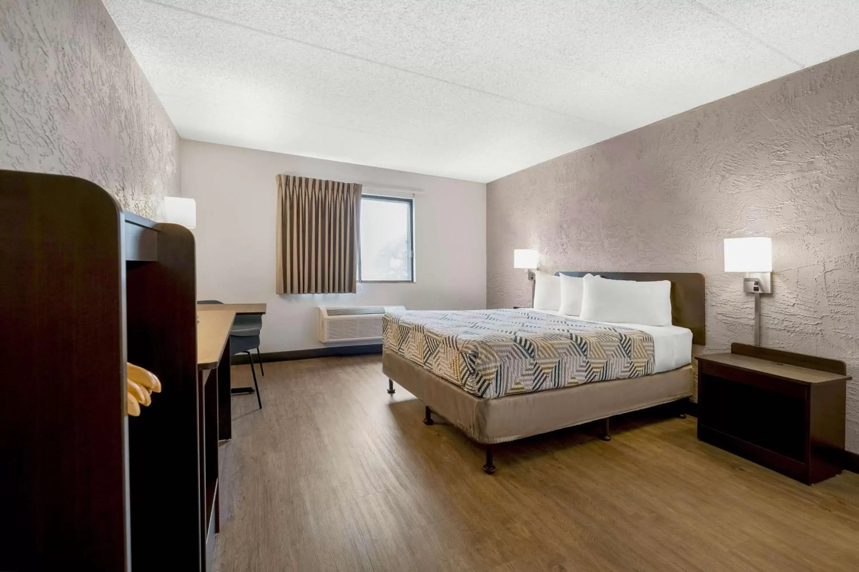 Bedroom in Motel 6-Elk Grove Village, IL - O'Hare