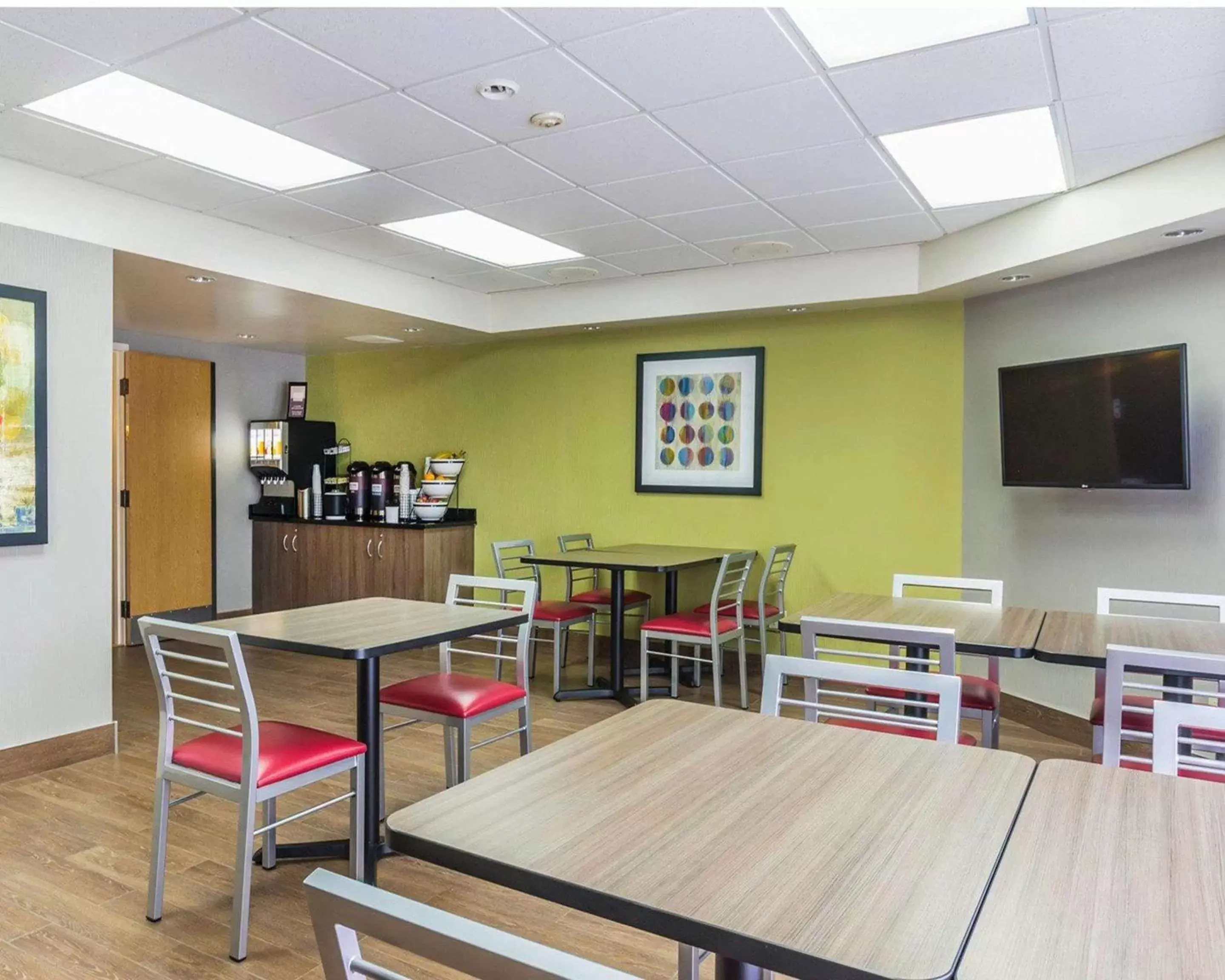 Restaurant/Places to Eat in Comfort Inn Thetford Mines