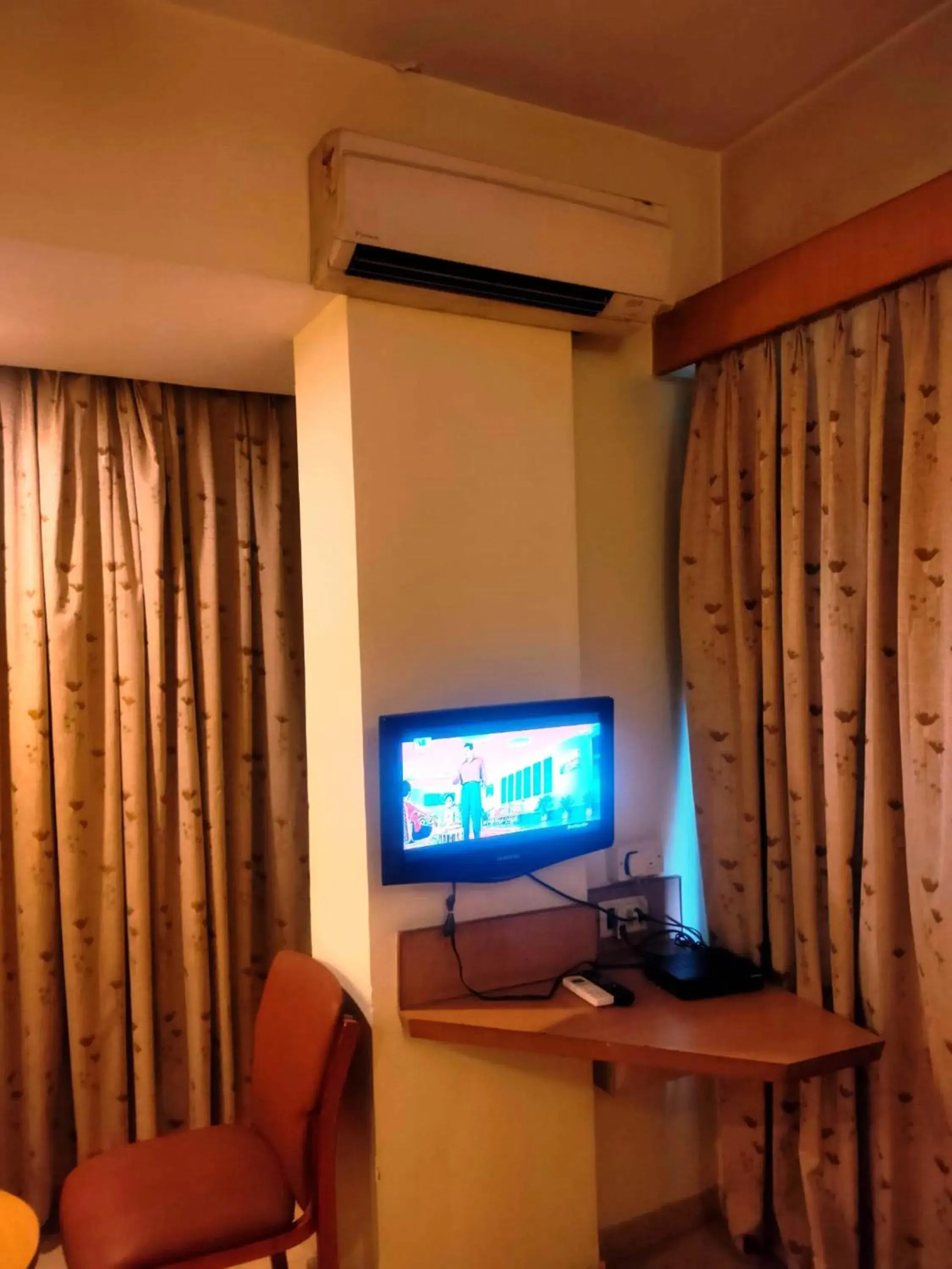 TV and multimedia, TV/Entertainment Center in Hotel Roopa