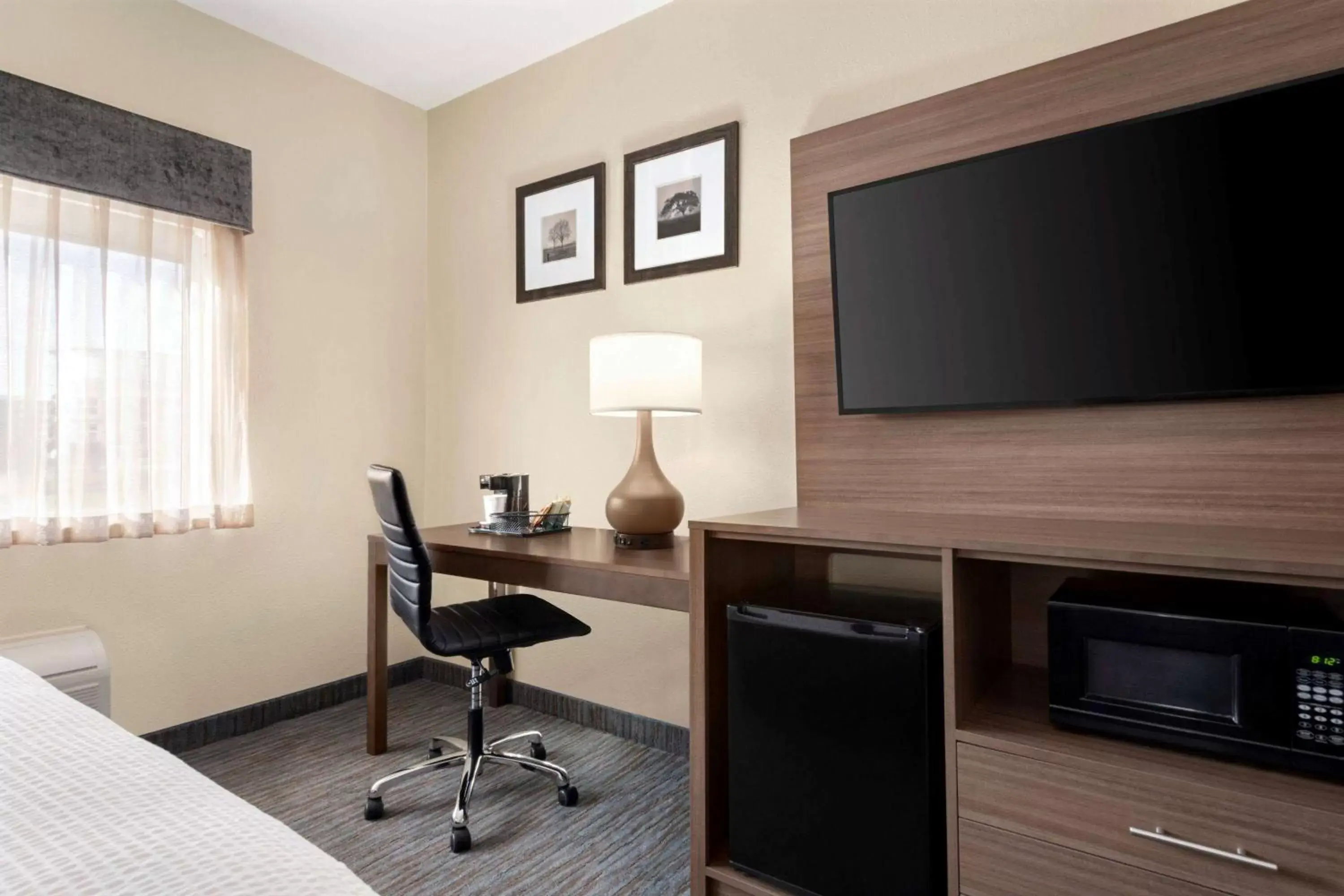 Photo of the whole room, TV/Entertainment Center in AmericInn by Wyndham Appleton West