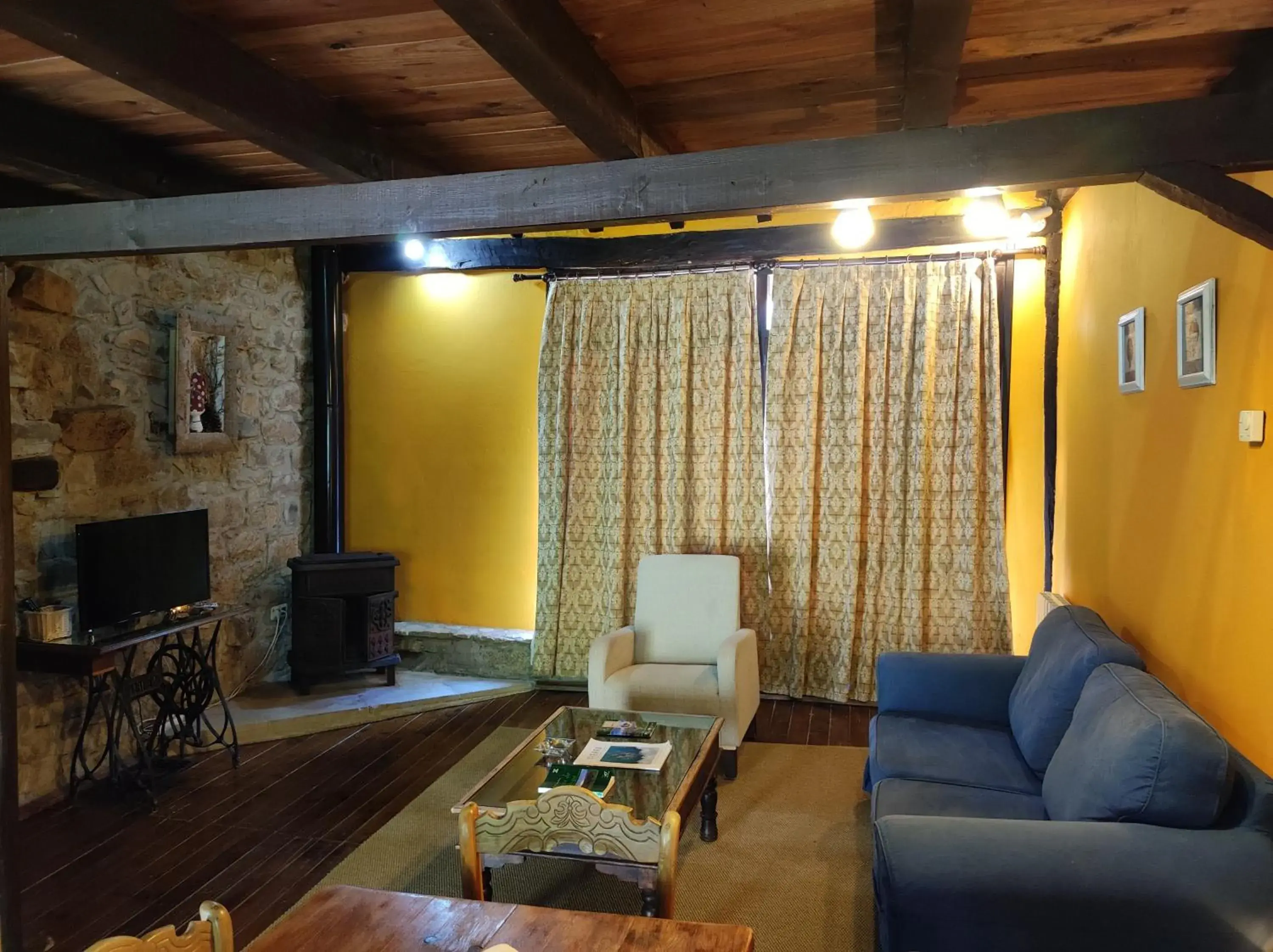 Living room, Seating Area in Viviendas Rurales El Covaju