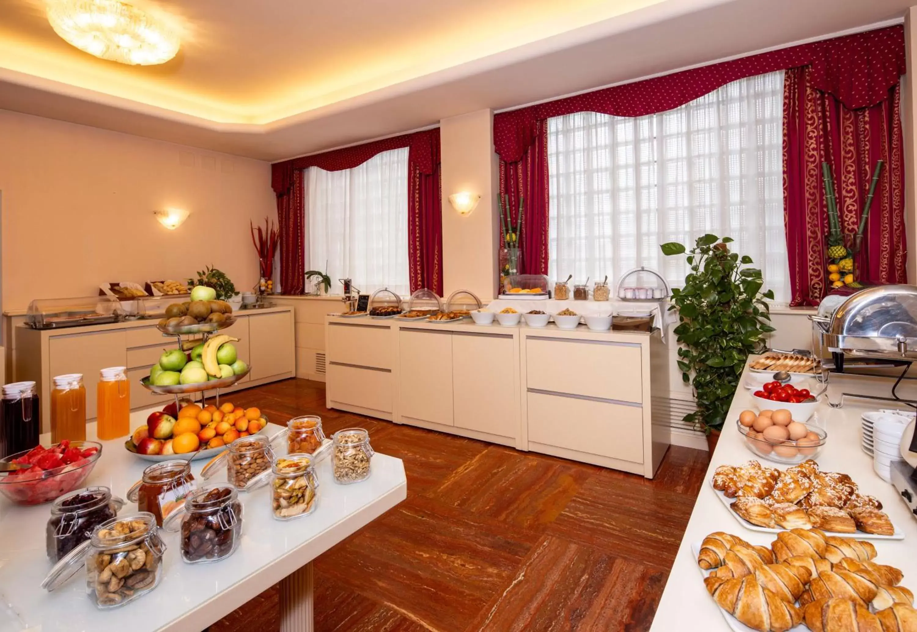 Breakfast, Kitchen/Kitchenette in Best Western Gorizia Palace