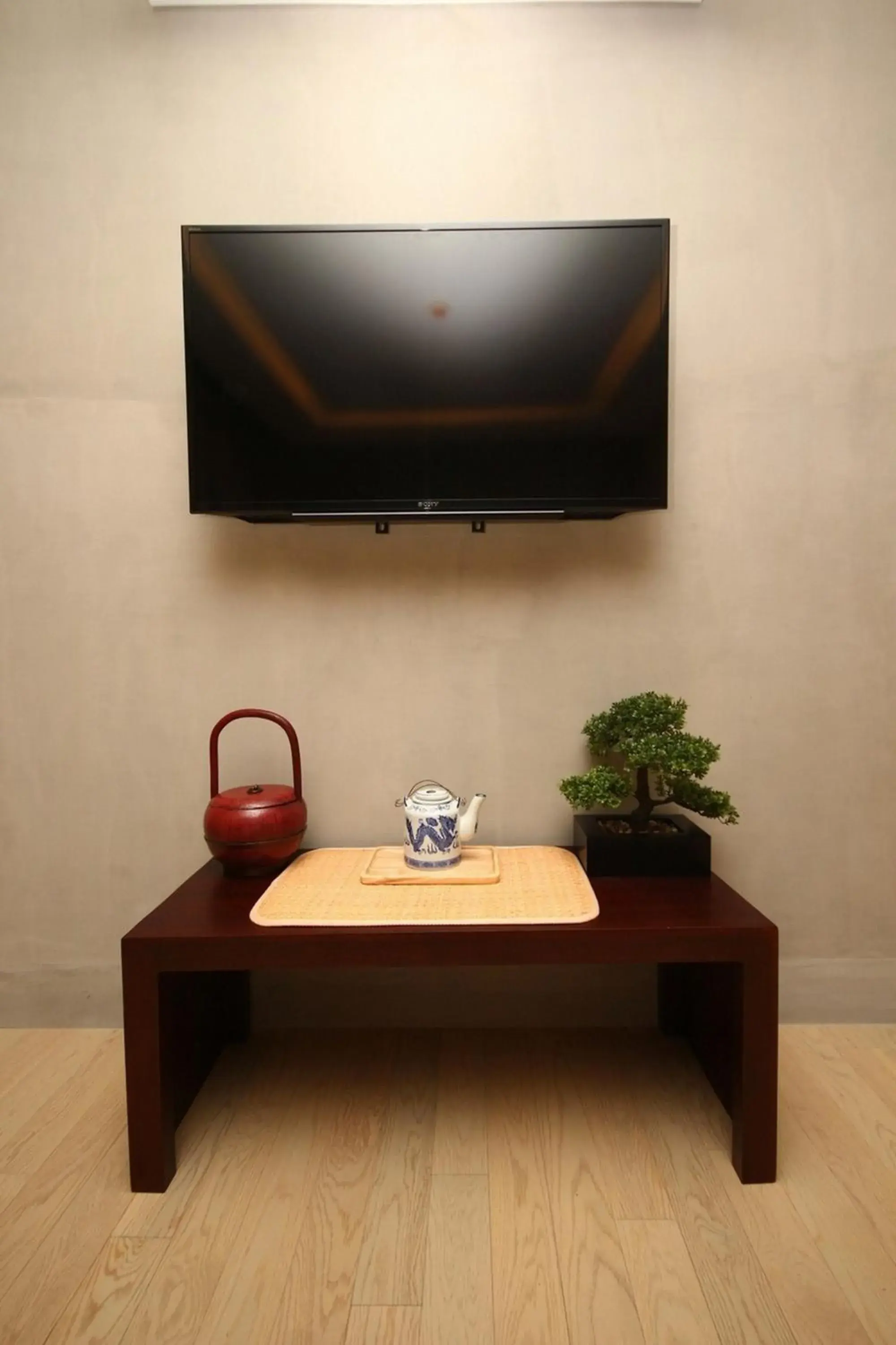 Communal lounge/ TV room, TV/Entertainment Center in Chu Hotel