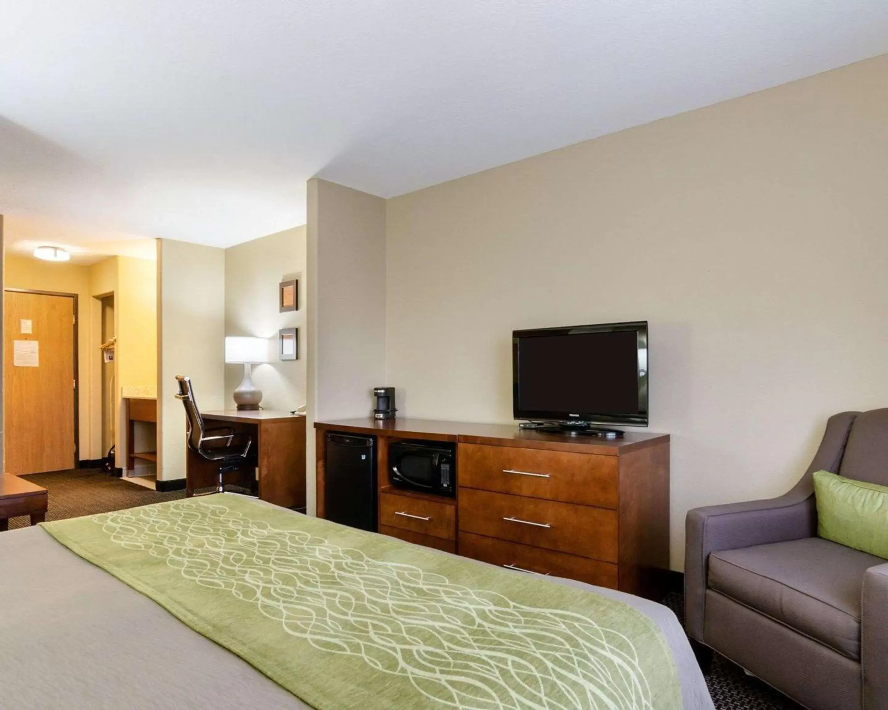 Photo of the whole room, Bed in Comfort Inn Garden City