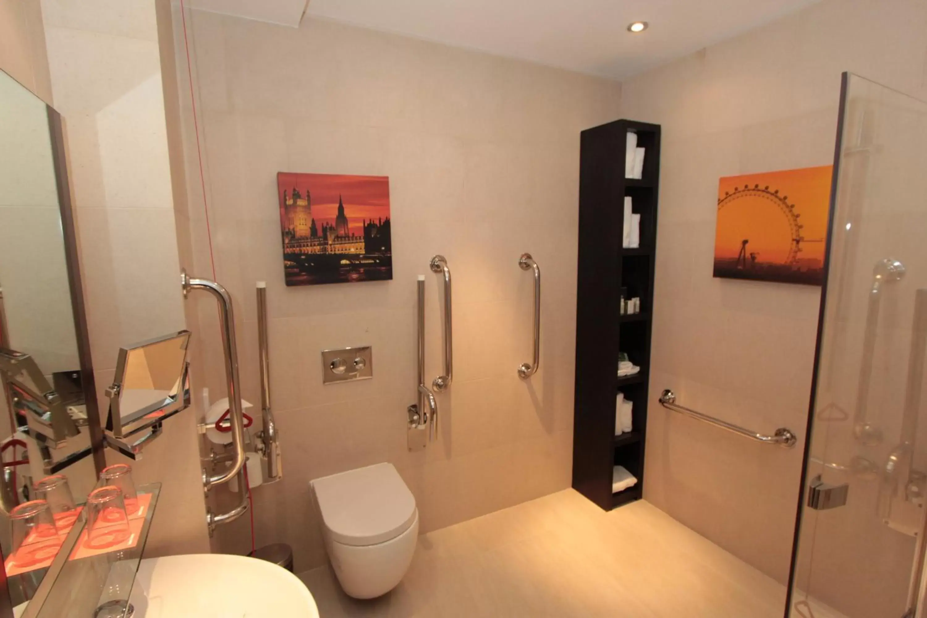 Bathroom in Hotel Indigo London Tower Hill, an IHG Hotel