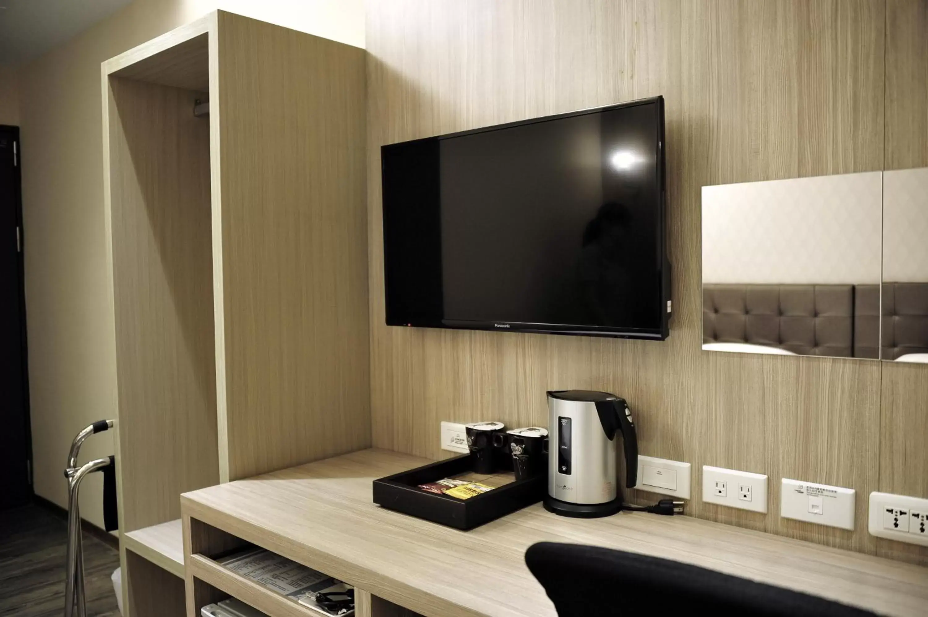 TV and multimedia, TV/Entertainment Center in The Riverside Hotel International