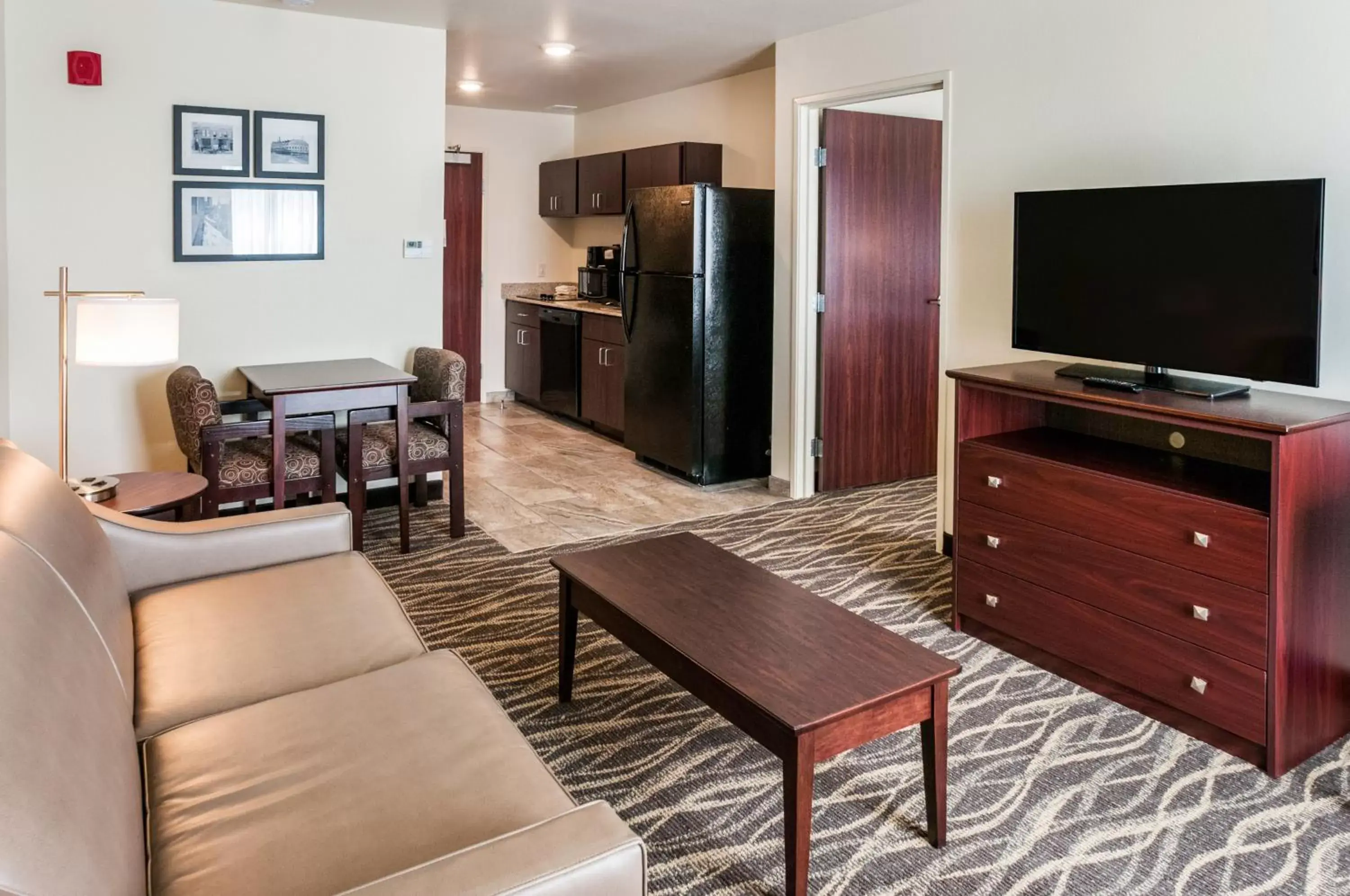 TV and multimedia, TV/Entertainment Center in Cobblestone Hotel & Suites Appleton International Airport