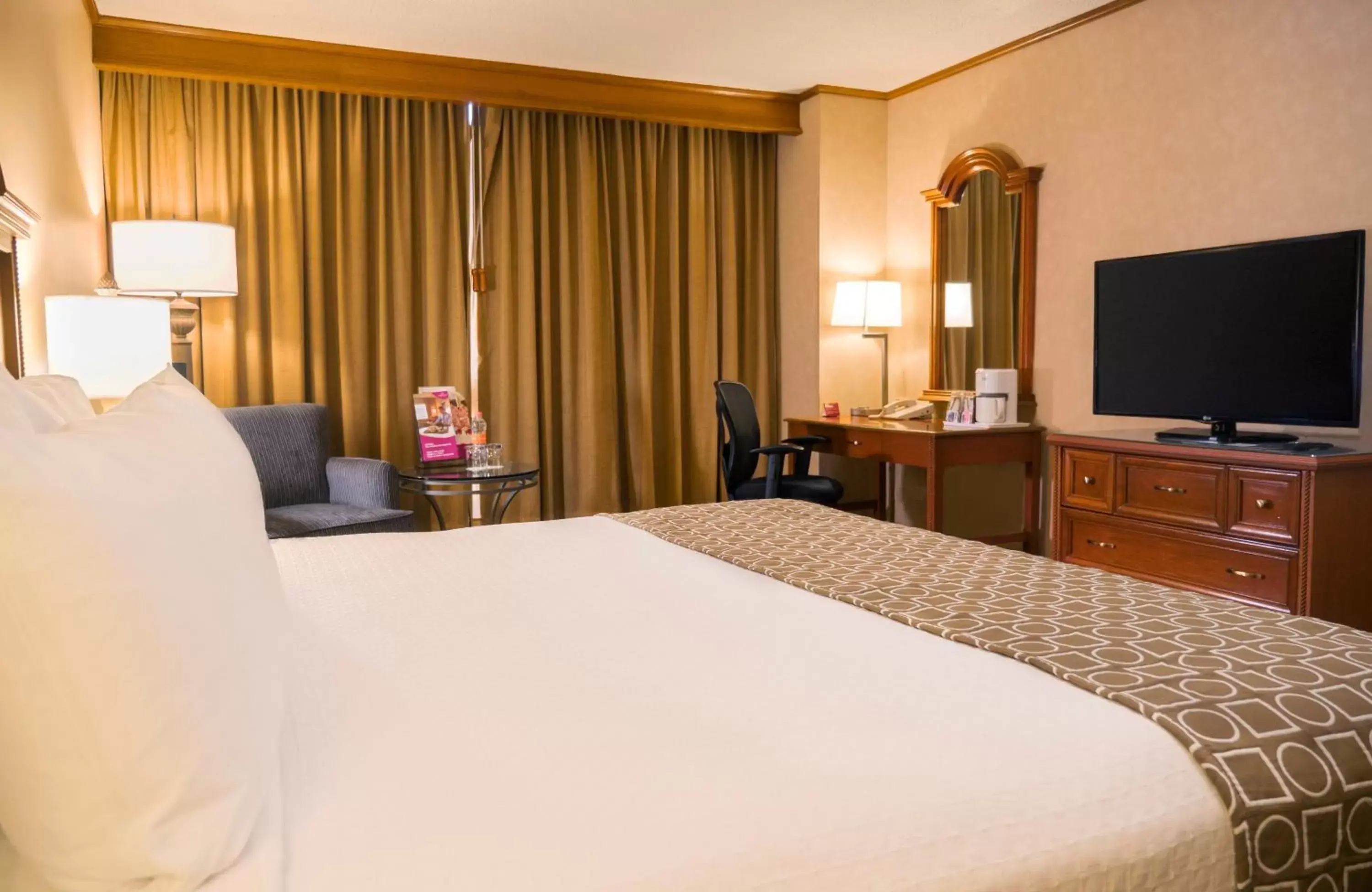 Photo of the whole room, Bed in Crowne Plaza Hotel Monterrey, an IHG Hotel