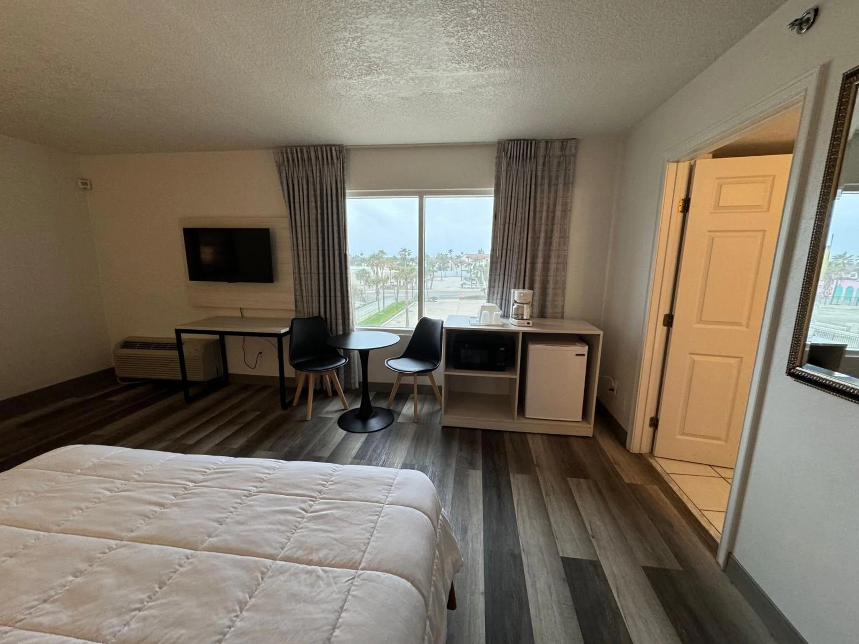 TV and multimedia, Bed in Emerald Shores Hotel - Daytona Beach