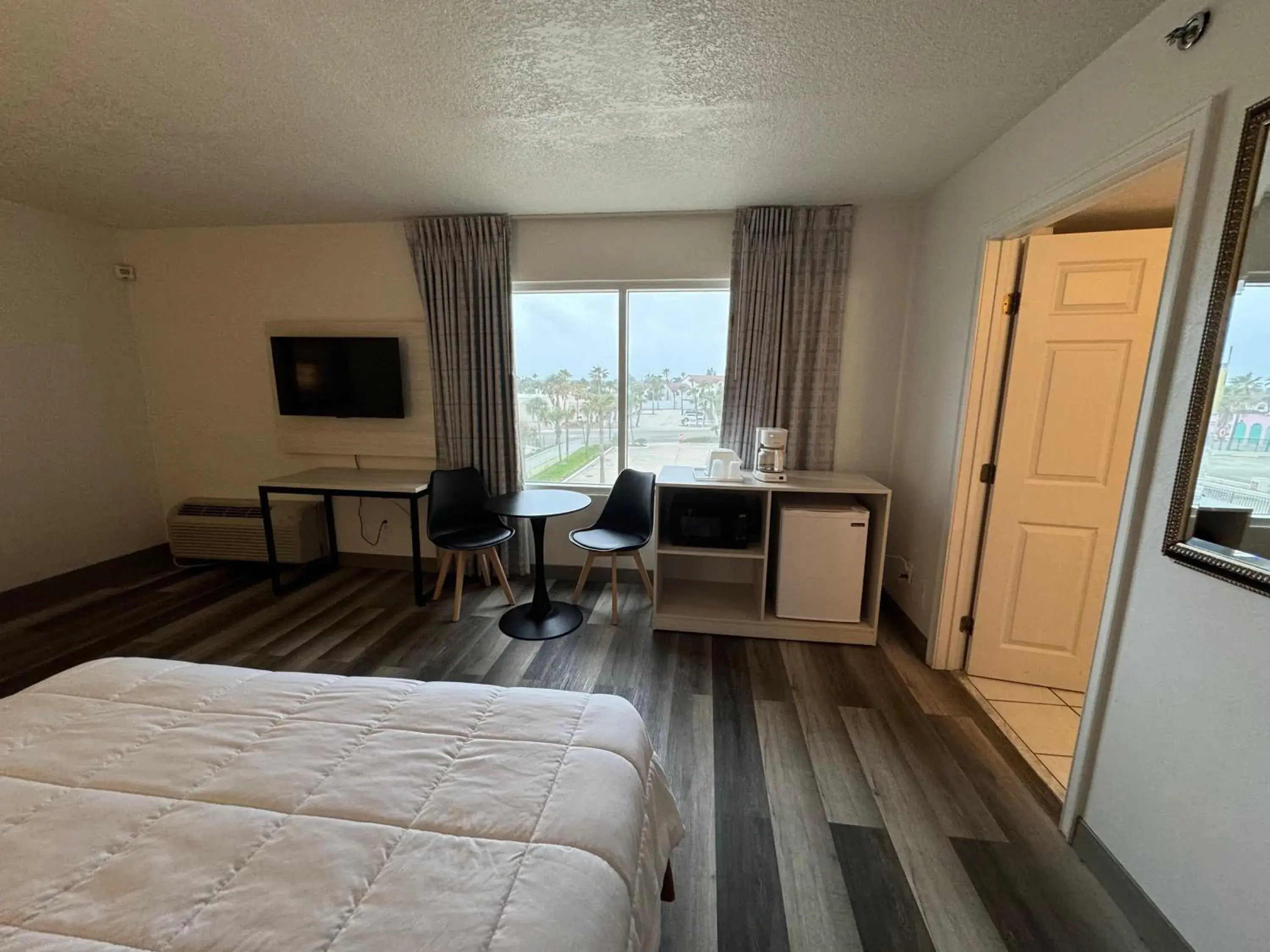 TV and multimedia in Emerald Shores Hotel - Daytona Beach