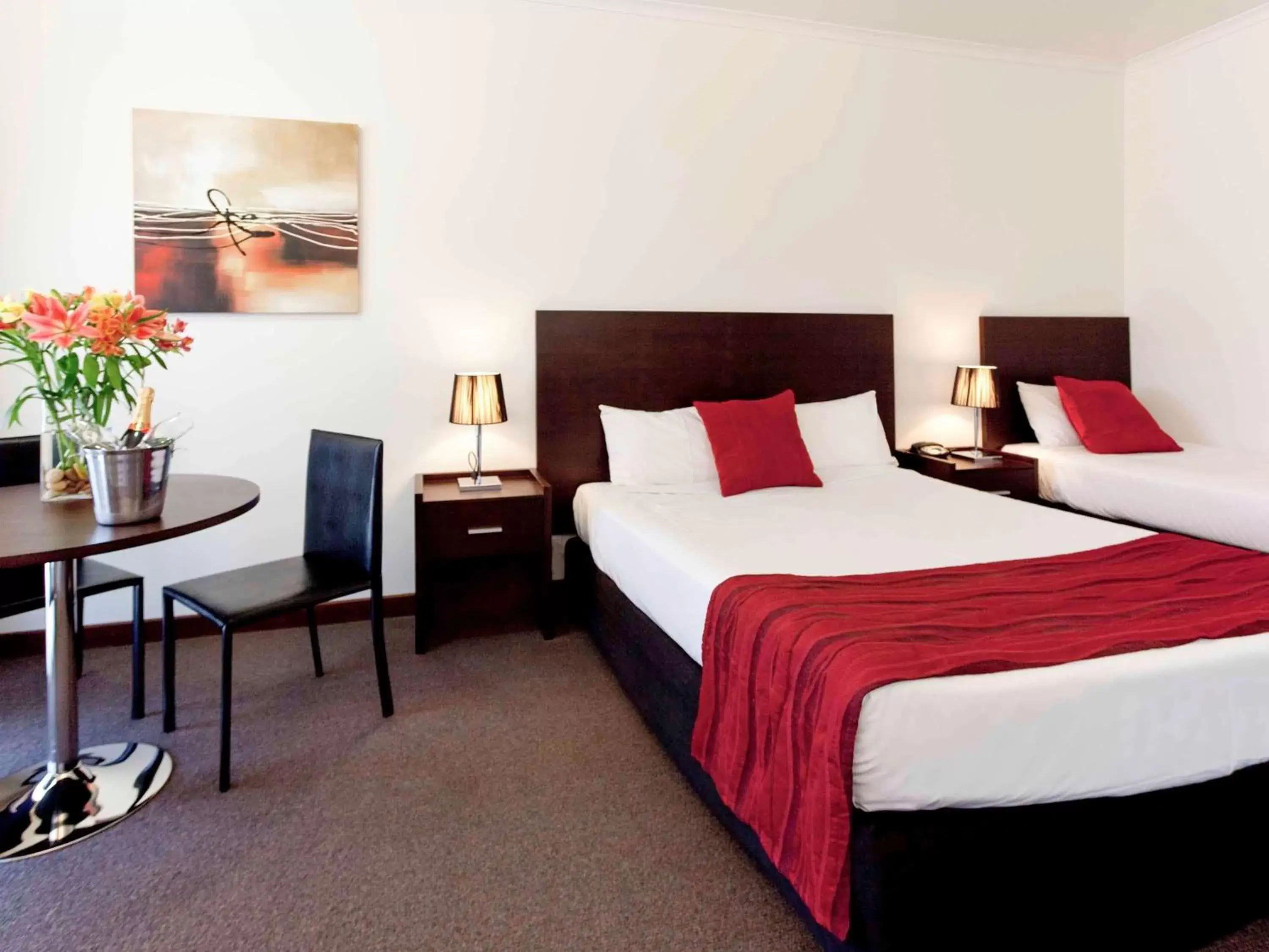 Photo of the whole room, Bed in Mercure Port of Echuca