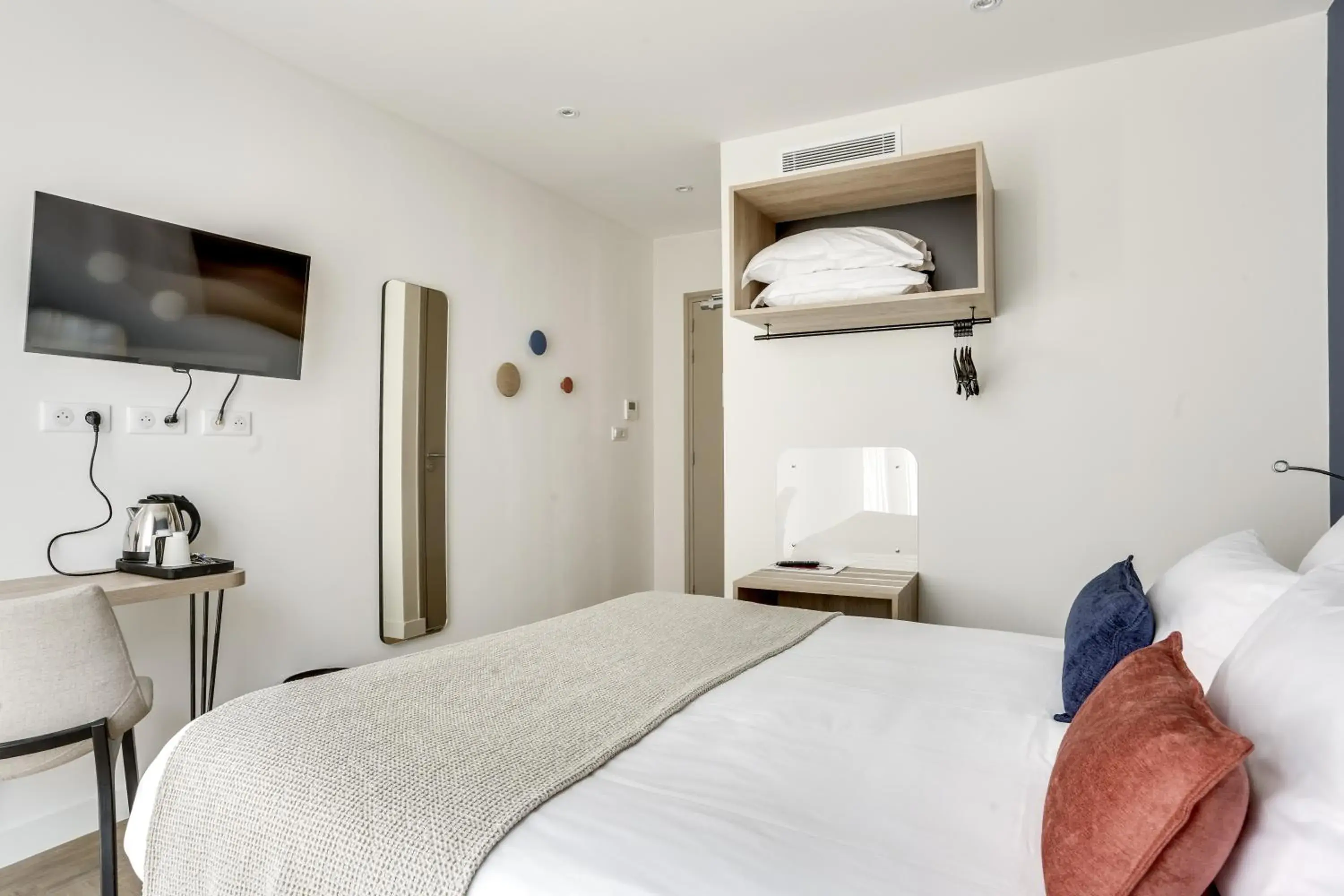 TV and multimedia, Bed in Hotel Courseine TV and multimedia, Bed in Hotel Courseine