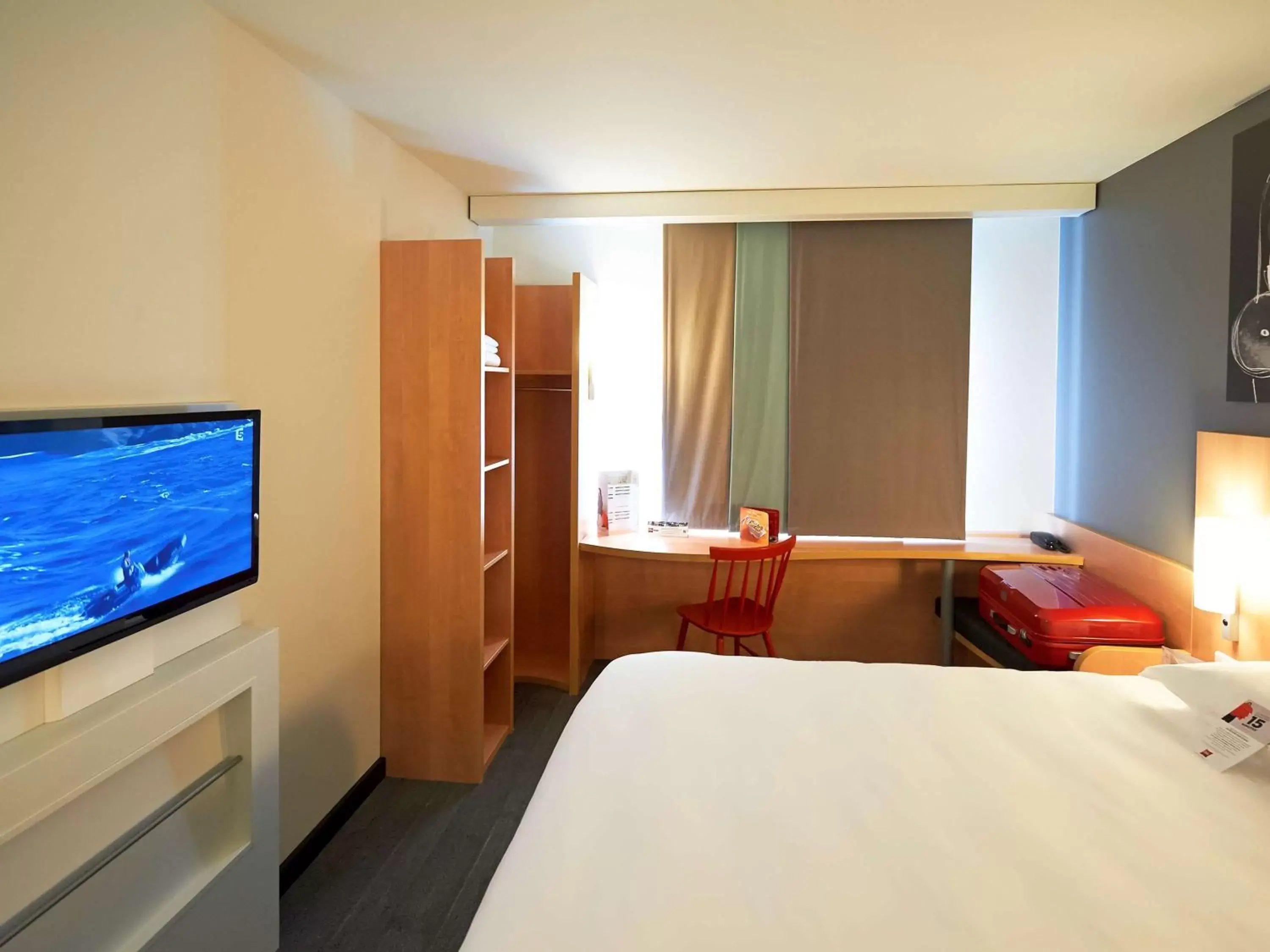 Photo of the whole room, TV/Entertainment Center in ibis Les Herbiers