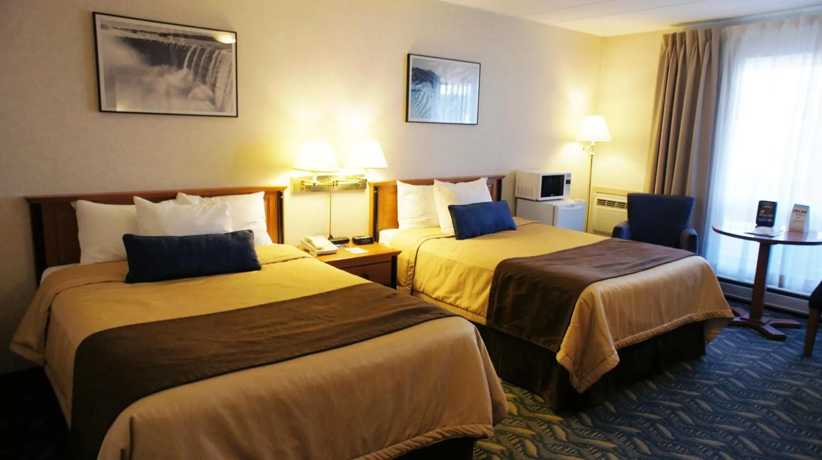 Photo of the whole room, Bed in Travelodge by Wyndham Niagara Falls At the Falls