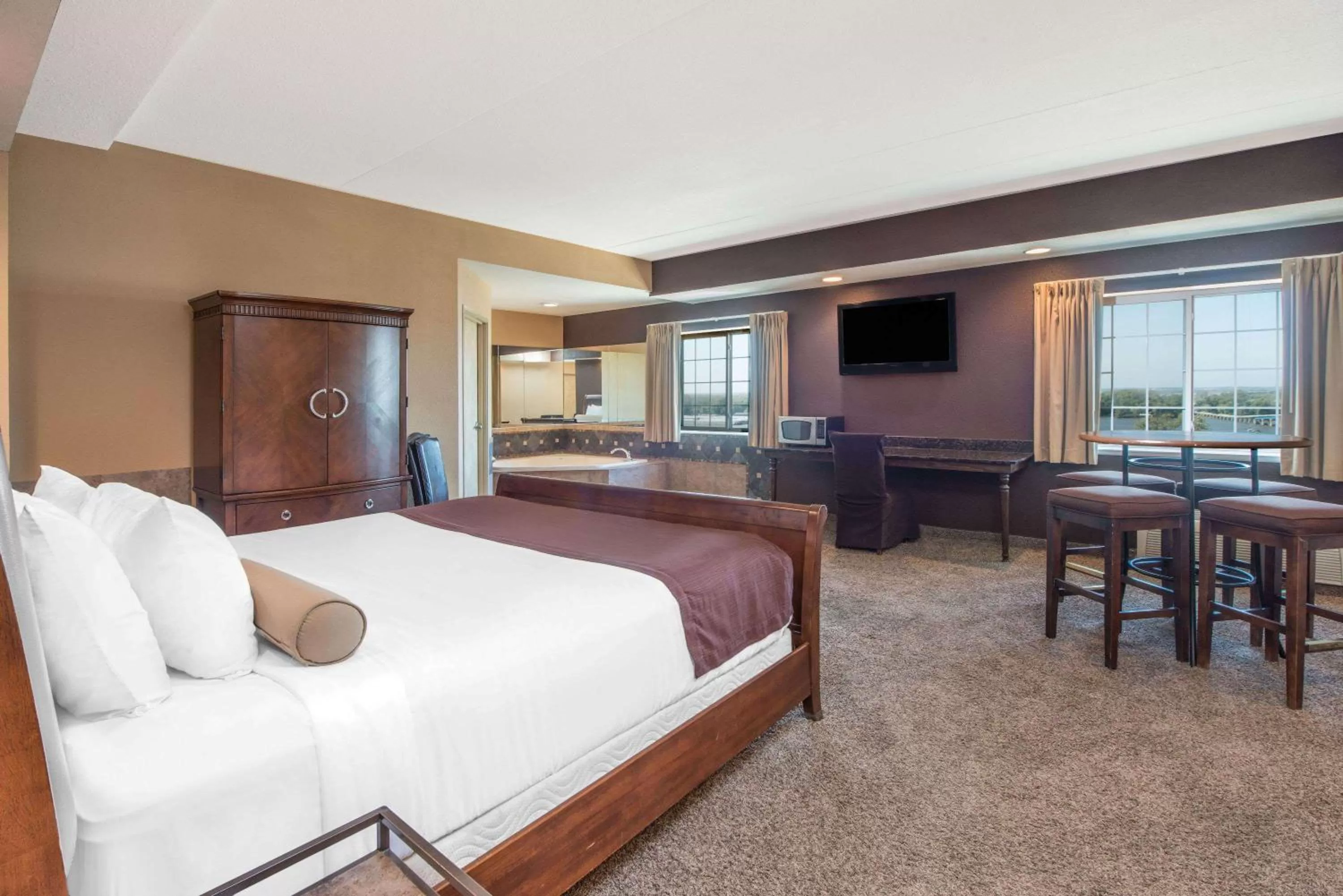 Photo of the whole room, Bed in Microtel Inn & Suites by Wyndham Quincy Downtown - River Area