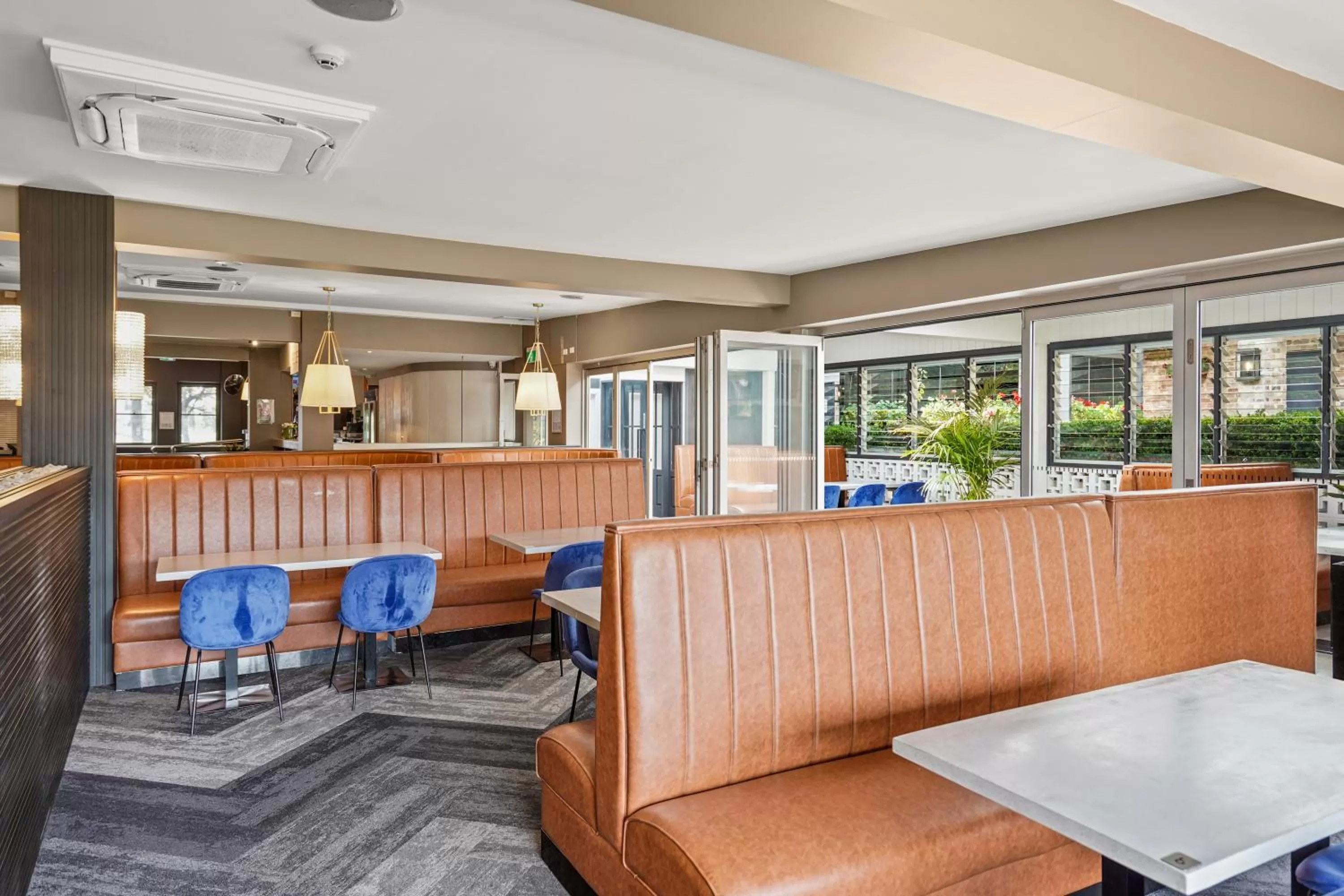 Restaurant/places to eat in Grand Hotel and Studios