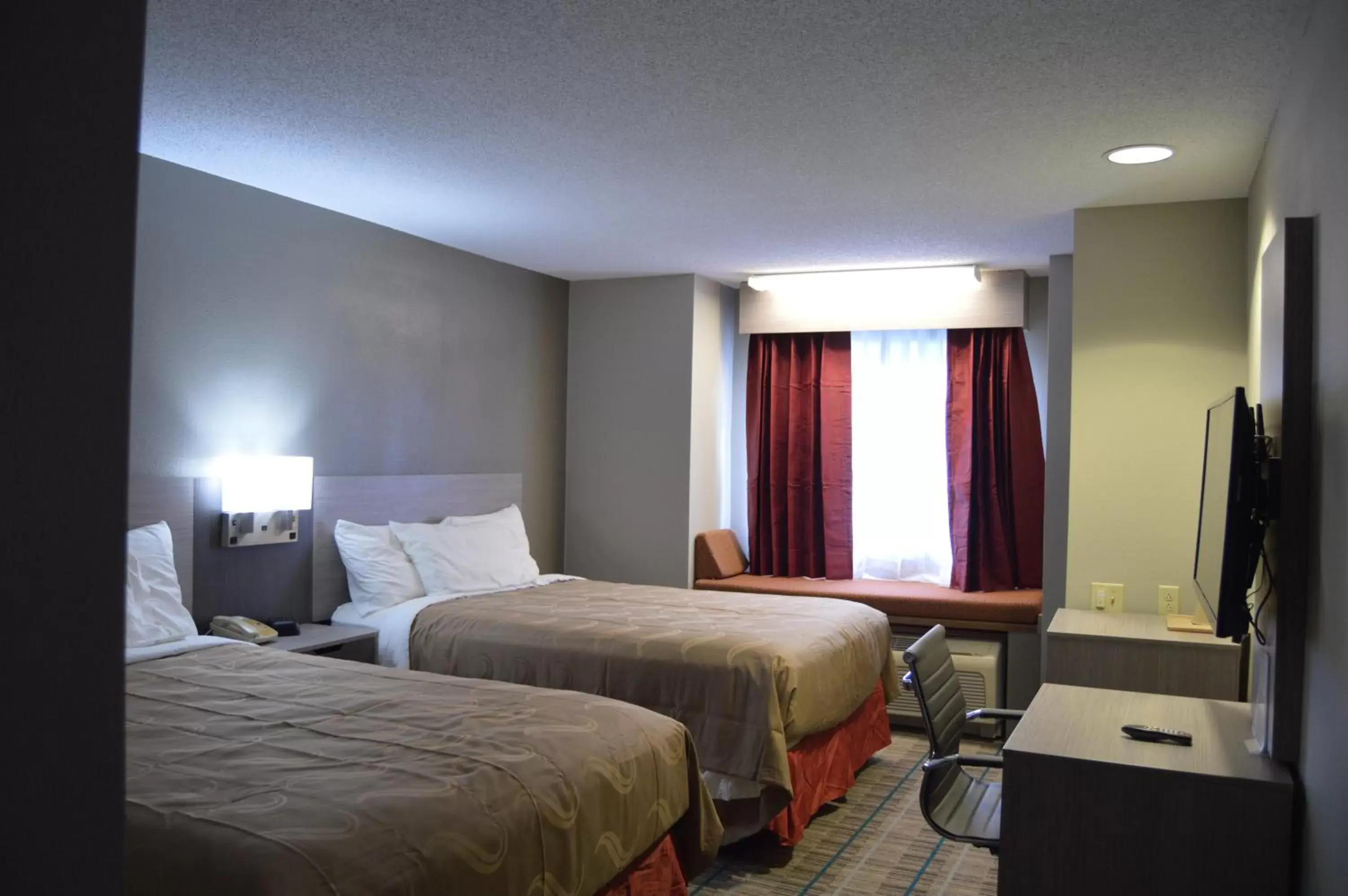 Bed in Quality Inn & Suites Grove City-Outlet Mall