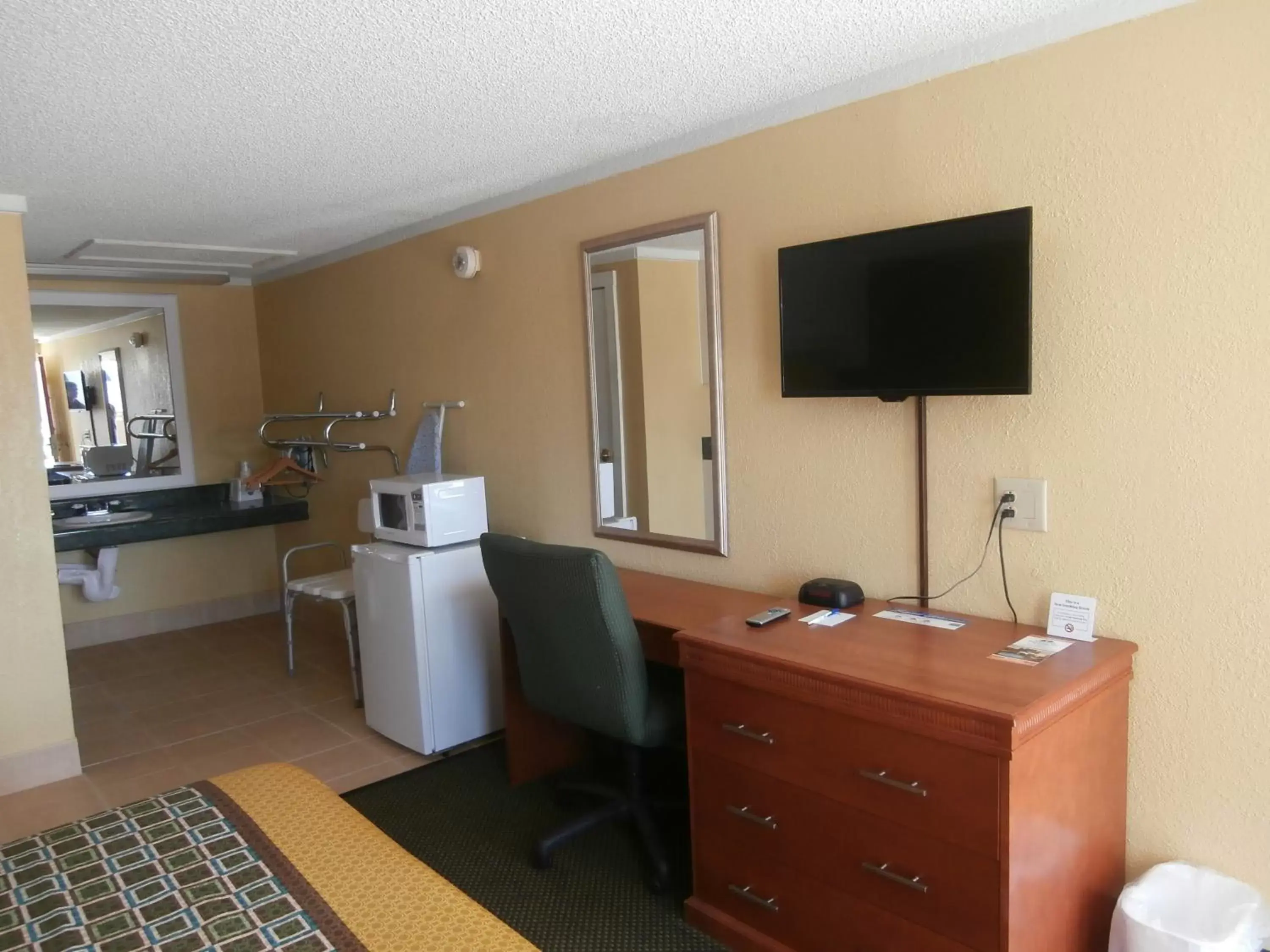 Other, TV/Entertainment Center in America's Best Value Inn Conyers