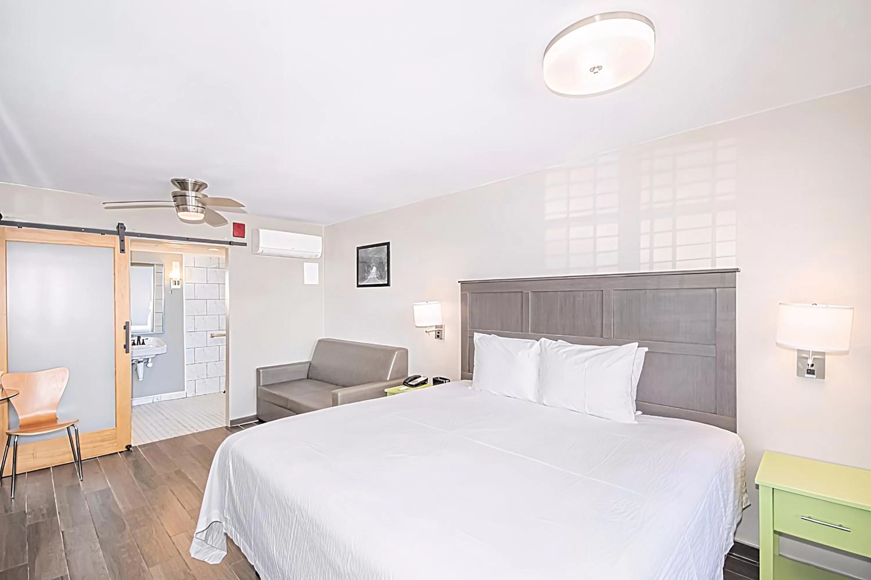 Bed in Seven Hills Suites Tallahassee